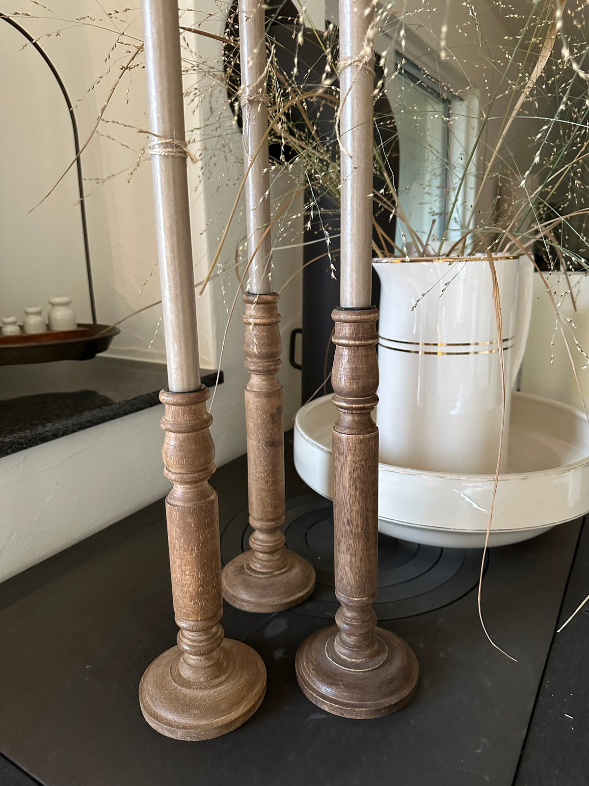 Kerzenhalter aus Holz, gedrechselt mit Metalleinsatz, H: 26 cm