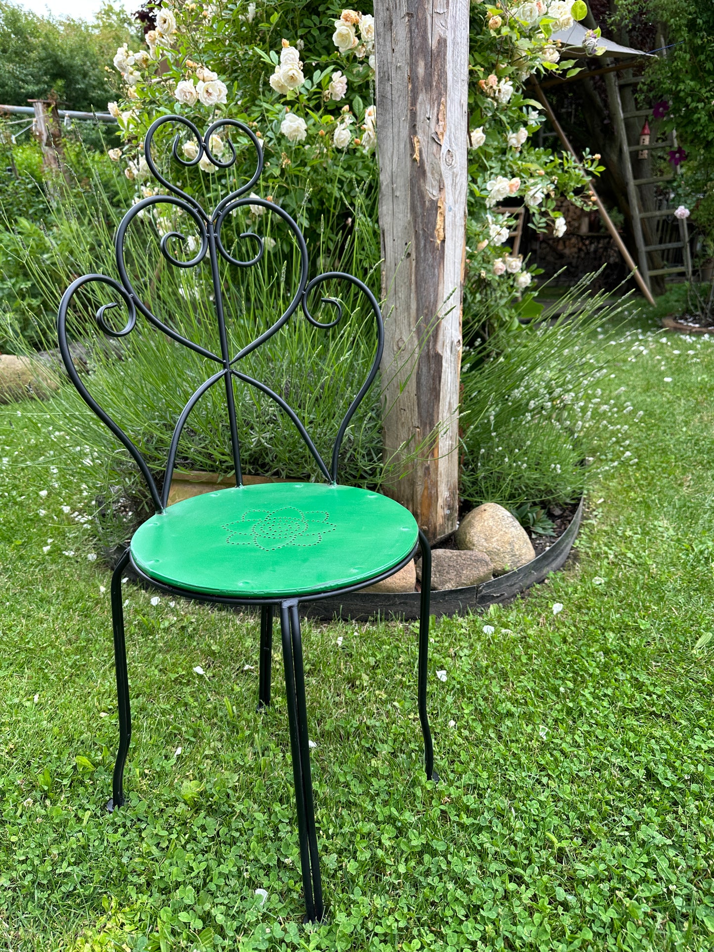 Stuhl Metall, Set 2Stück, Sitzfläche antikgrün, Stuhl Beine schwarz. Sitzhöhe: 44,5 cm.