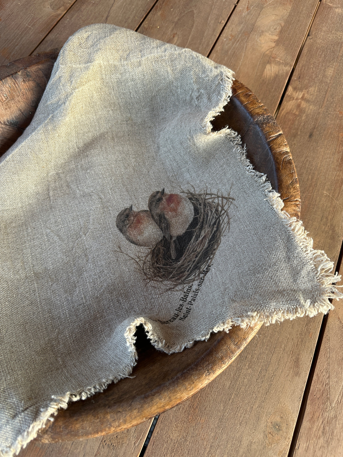 Deckchen/ Deko- Tuch mit einem Rotkehlchen Motiv, Shabby. Alle Seiten sind mit Fransen versehen.