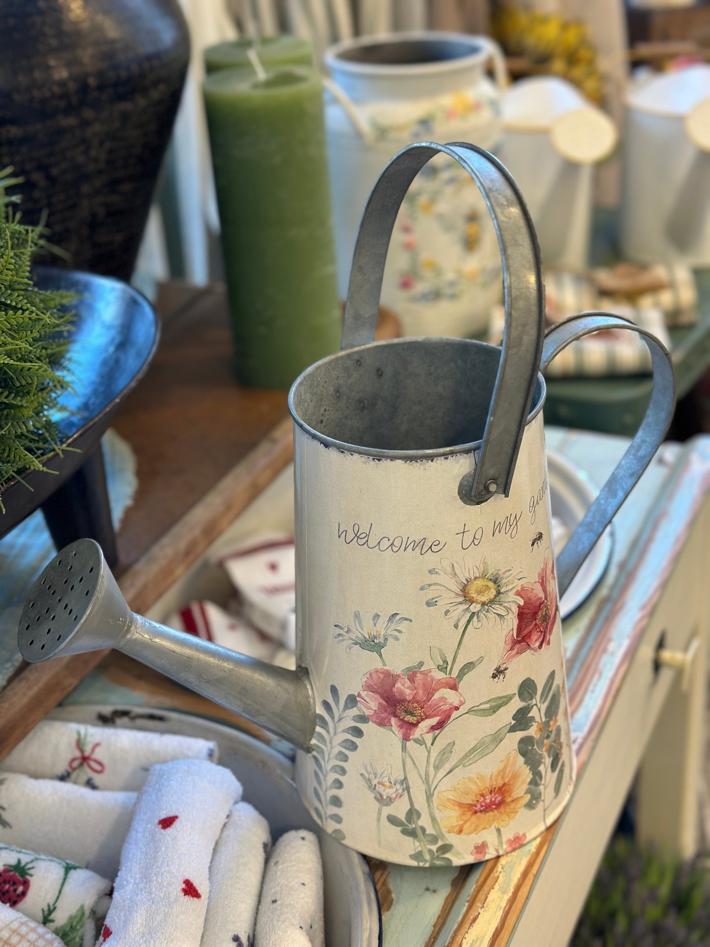 Deko Kanne mit floralen Blumen Motiv aus Metall