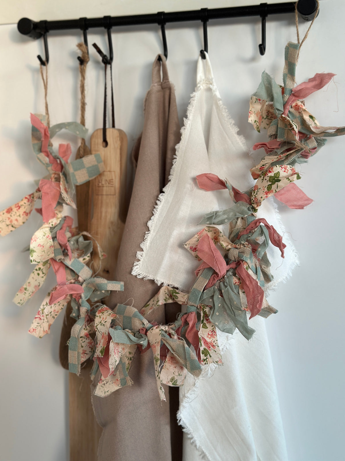 Country Spring Rag Garland, in Pastelltönen.