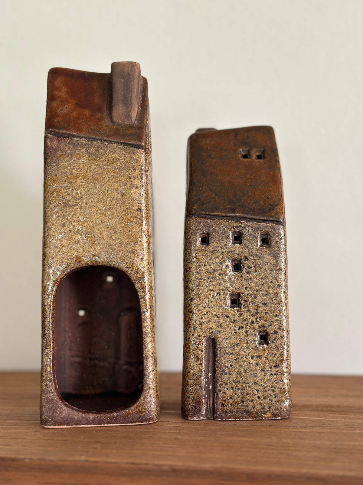 Haus aus Keramik mit einem braunen Dach, groß H: 18,5 cm.