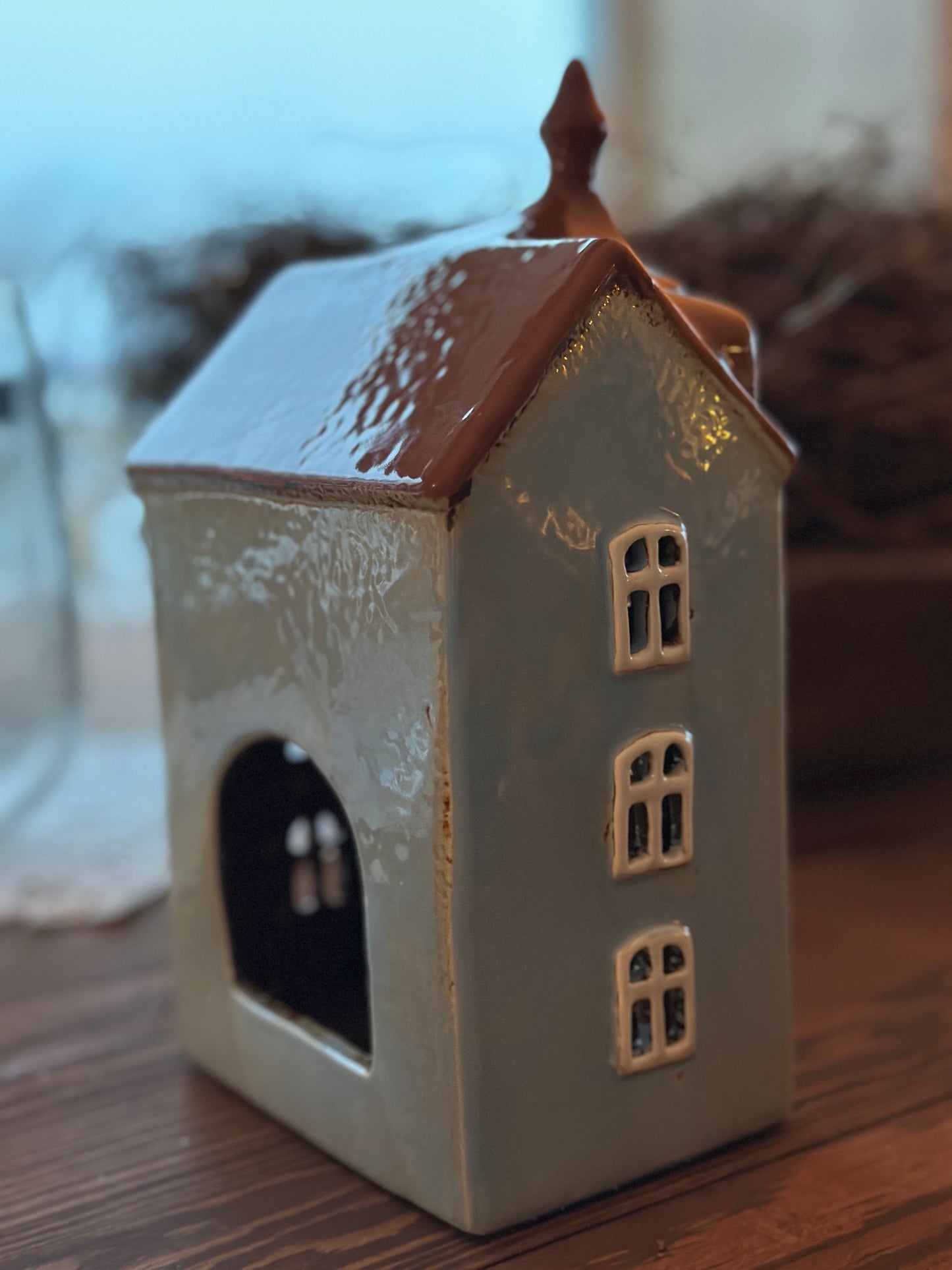 Haus aus Keramik blau/braun/weiß