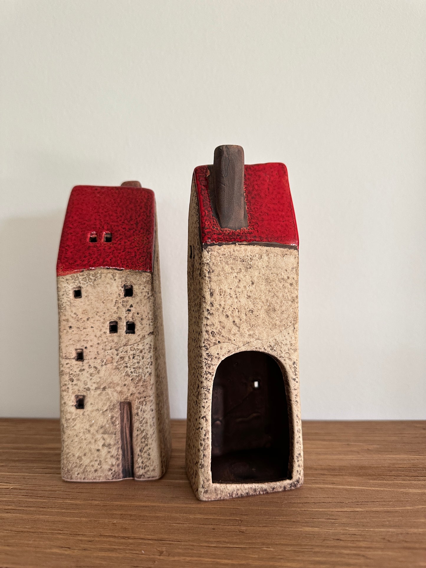 Haus aus Keramik mit einem roten Dach. H:18,5 cm.