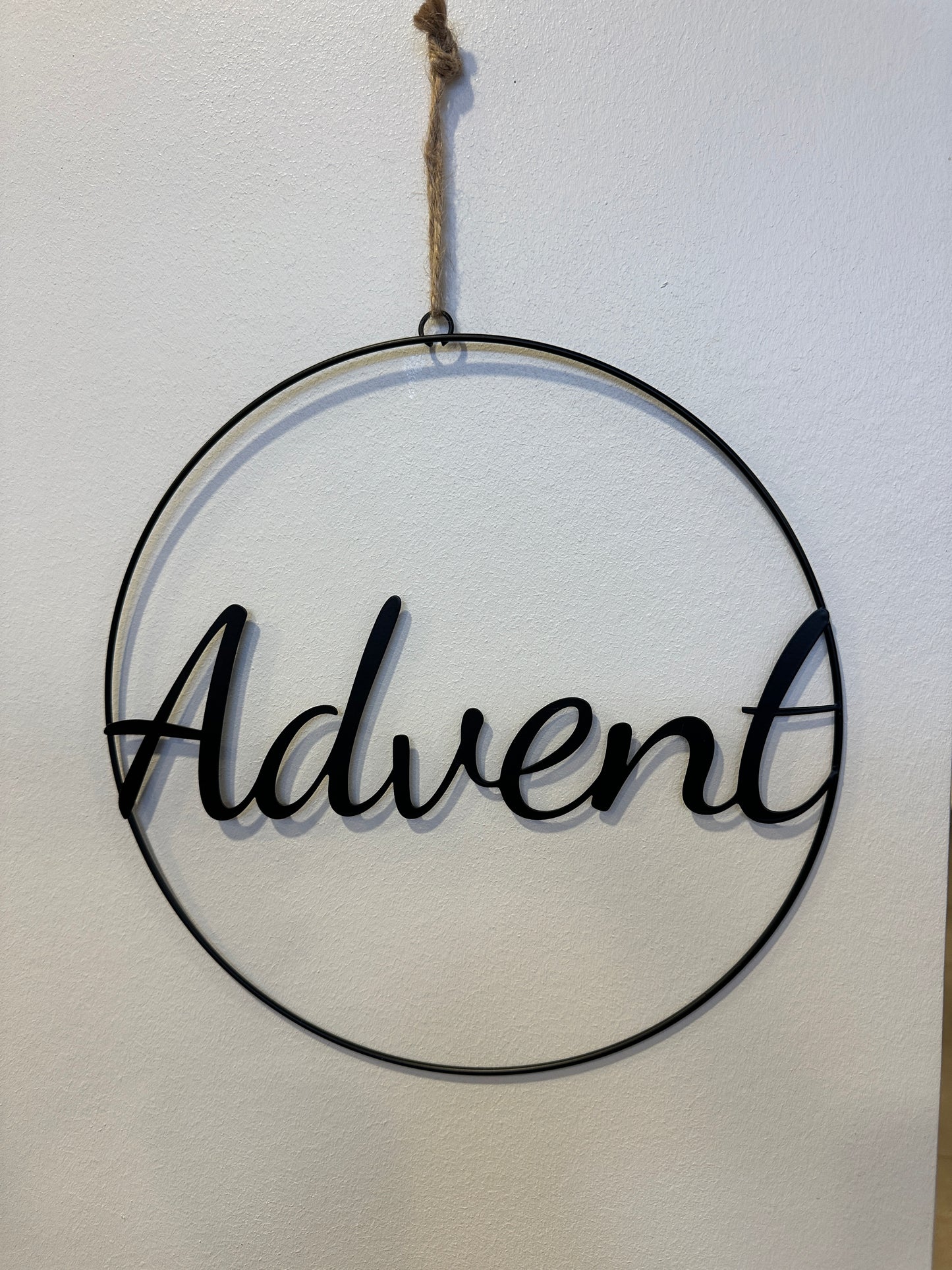 Ring zum hängen, schwarz. Advent. Aus Metall