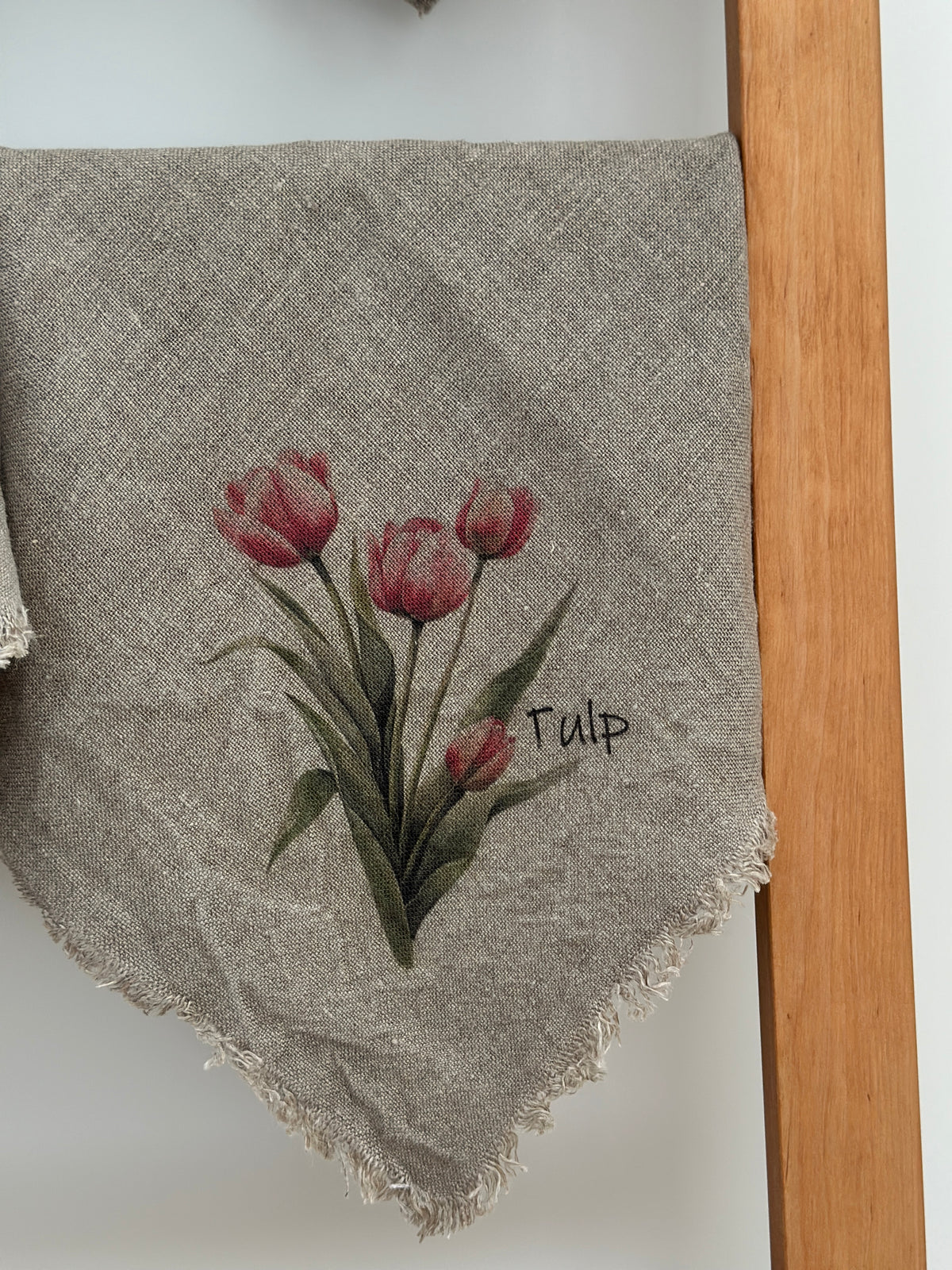 Deckchen/ Deko- Tuch mit einem Tulpen Motiv. Shabby, alle Seiten mit Fransen versehen.