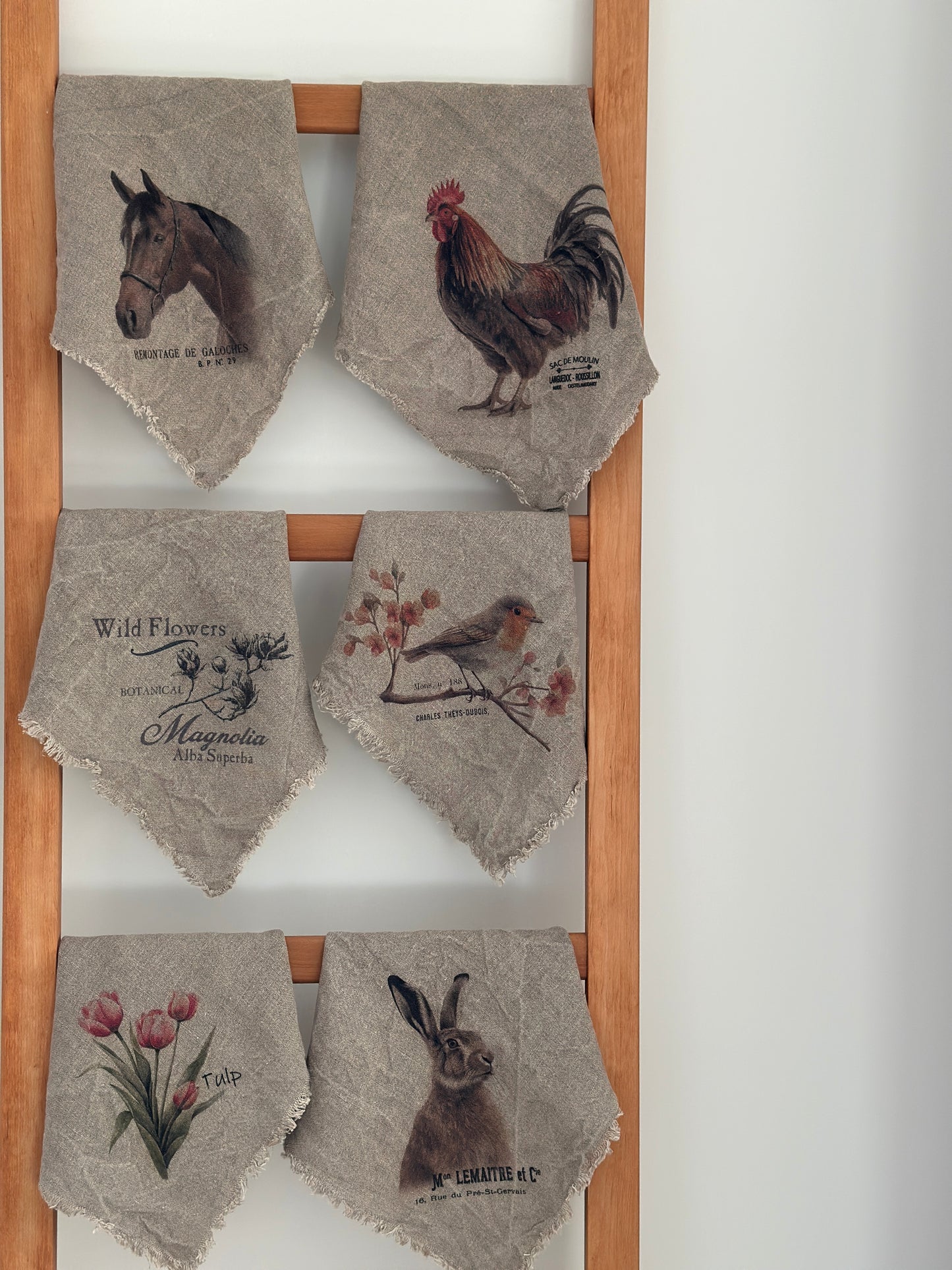 Deckchen/ Deko- Tuch mit einem Hahn Motiv,Shabby, alle Seiten mit Fransen versehen.