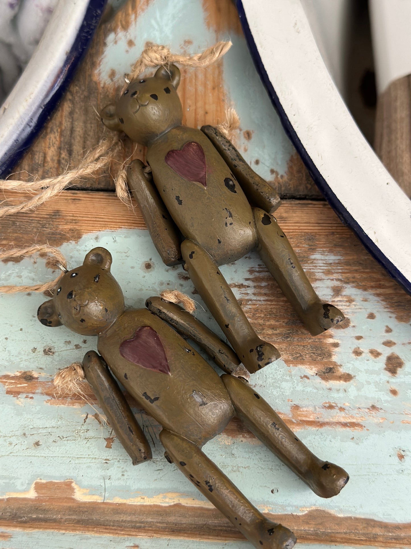 Bär/ Teddy aus Holz mit Herzchen drauf
