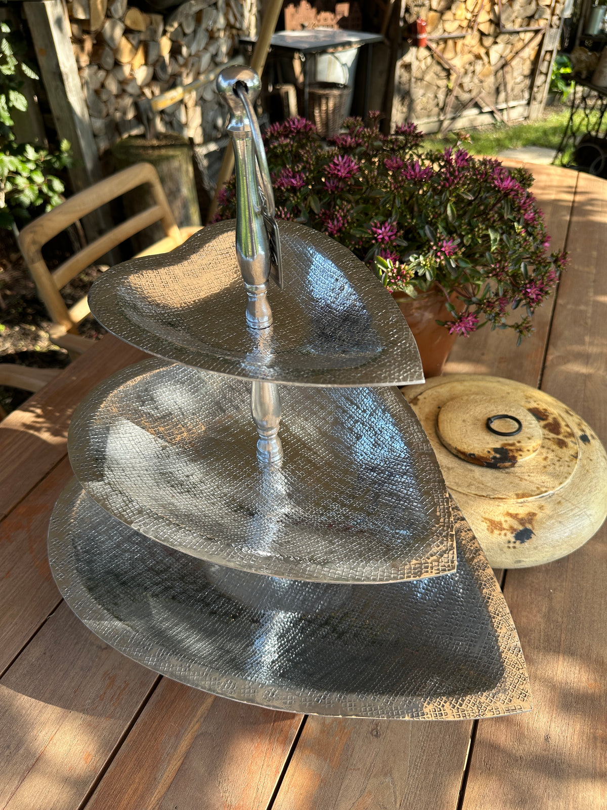 Etagere 3 Etagen, herzförmig. Aluminium, geriffelt.