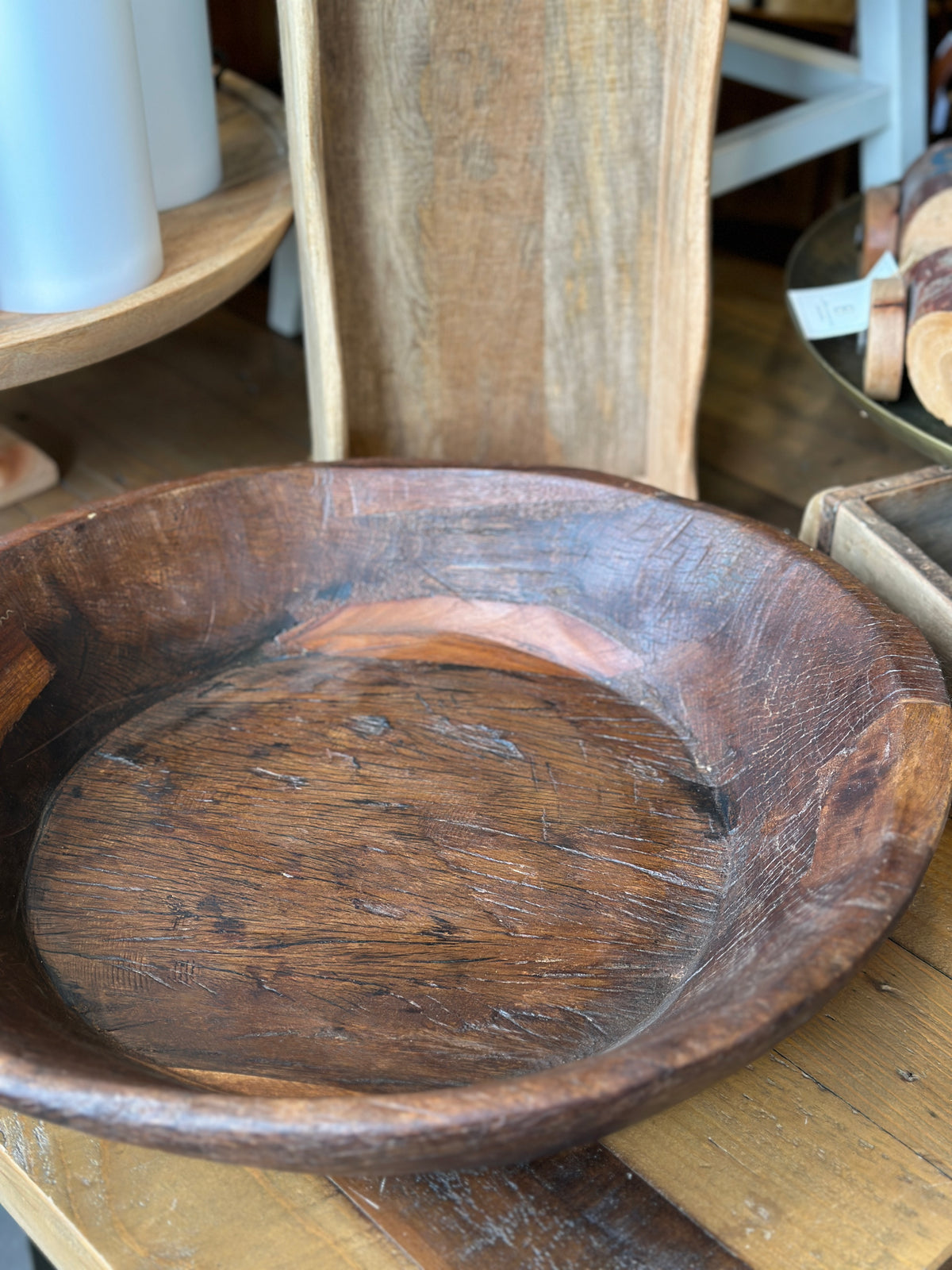 Aufbewahrung, Handgeschnitzte Schale aus einem Stück Holz. Zur Aufbewahrung und Dekoration.                                         Durchmesser ca 44,5cm.