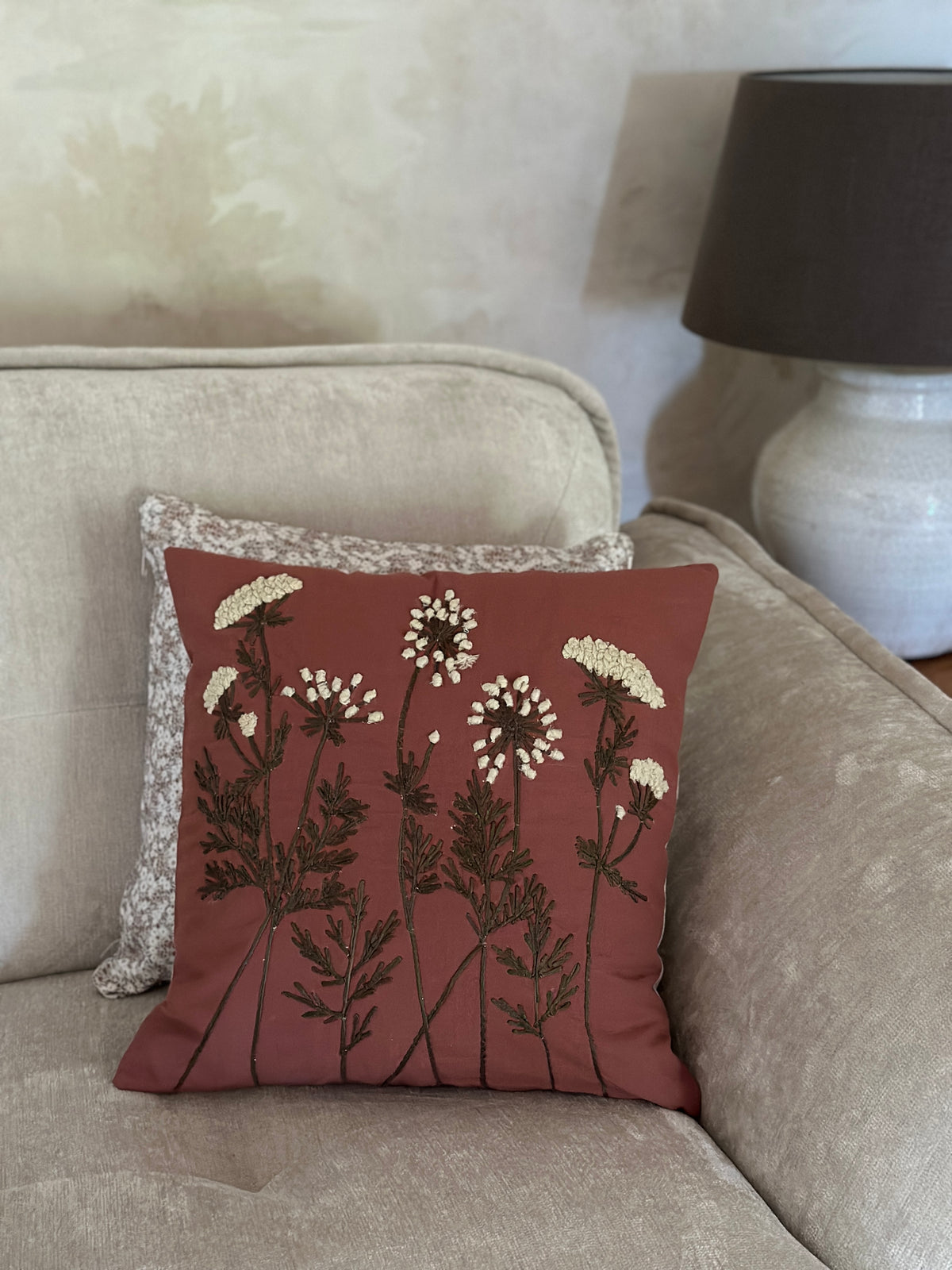 Kissenhülle mit einem floralen bestickten Muster 45x45cm.