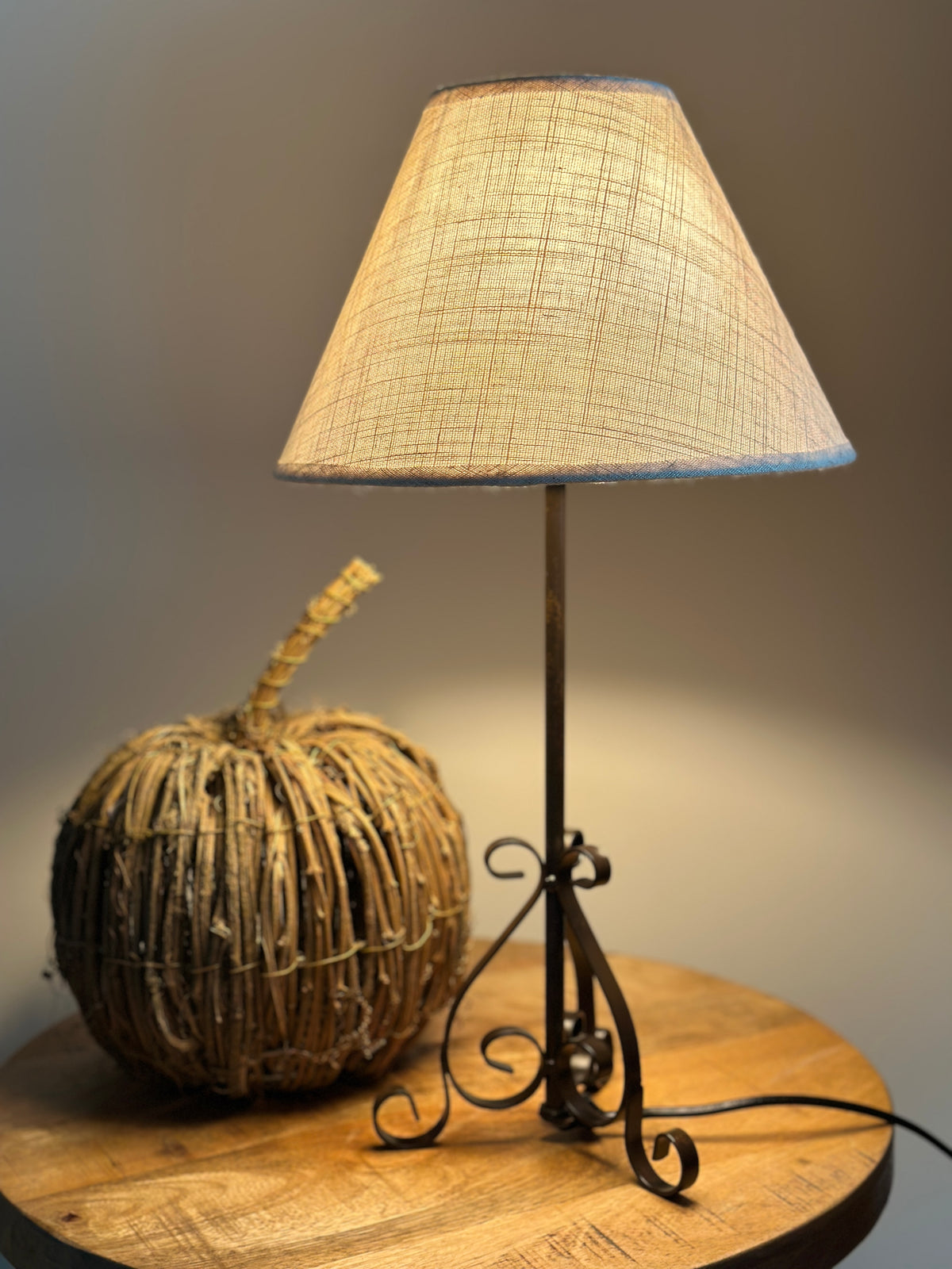 Lampe Metall, dunkelrostfarben lackiert inklusive Schirm- beige