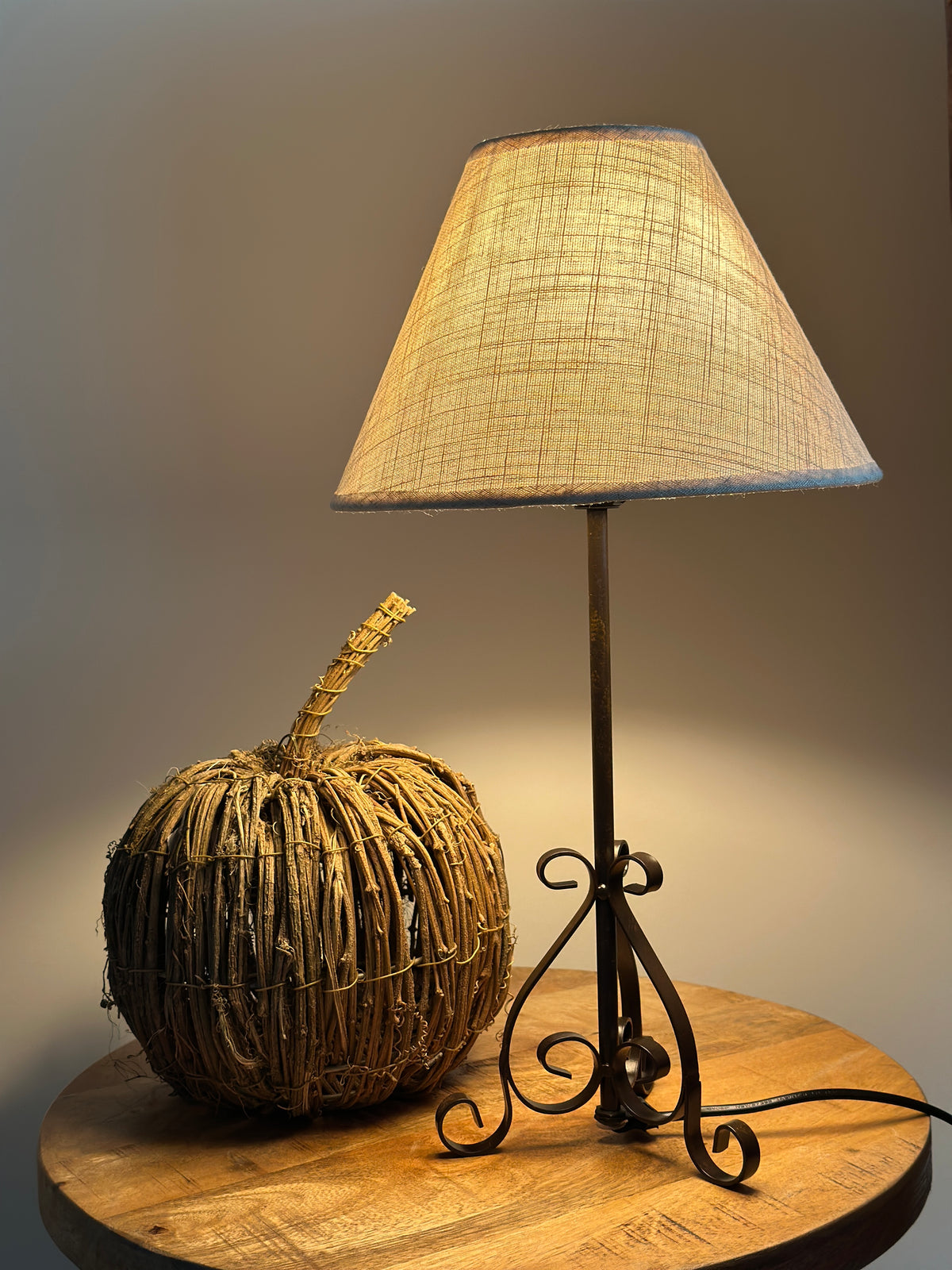 Lampe Metall, dunkelrostfarben lackiert inklusive Schirm- beige