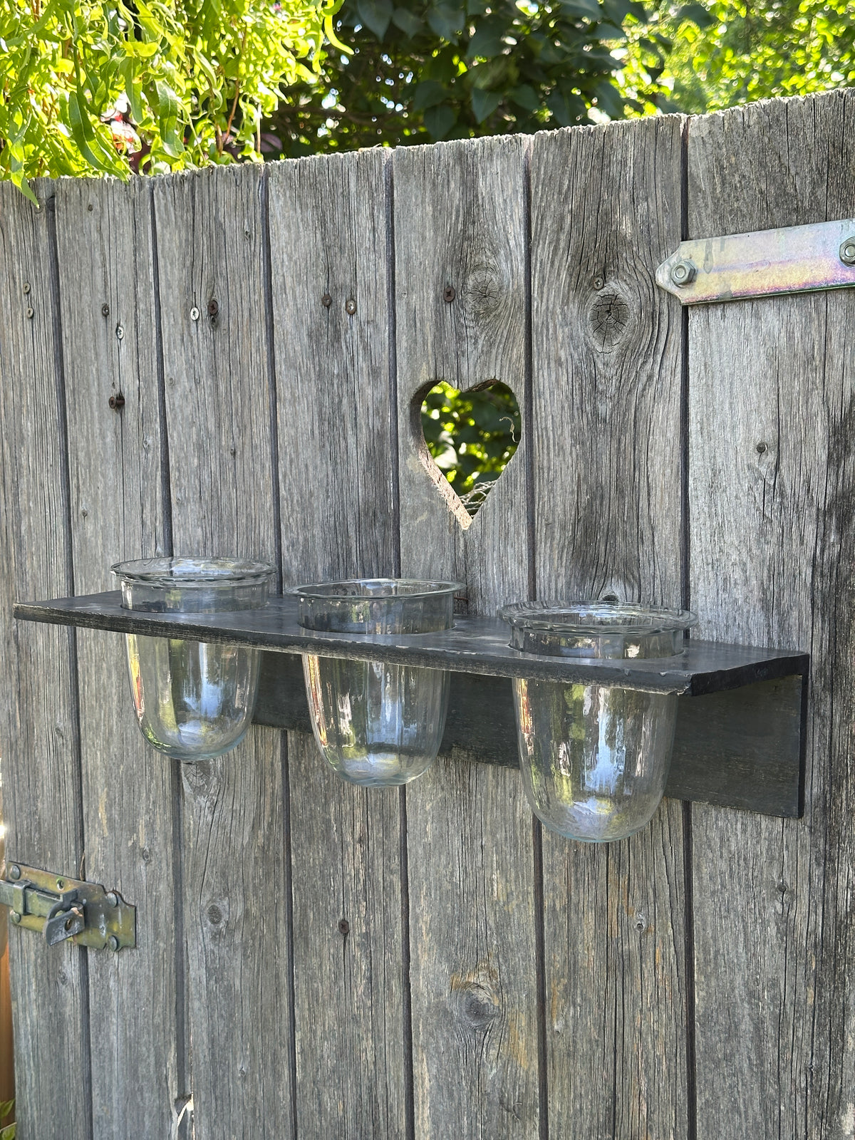 Blumen/ Vasenregal am Holzbrett 3x Glasvasen