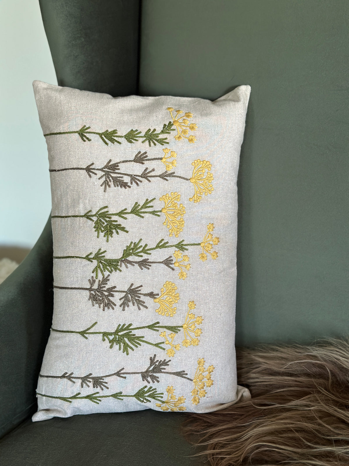 Kissen mit einer floralen Stickerei auf der Vorderseite. 100% Baumwolle.