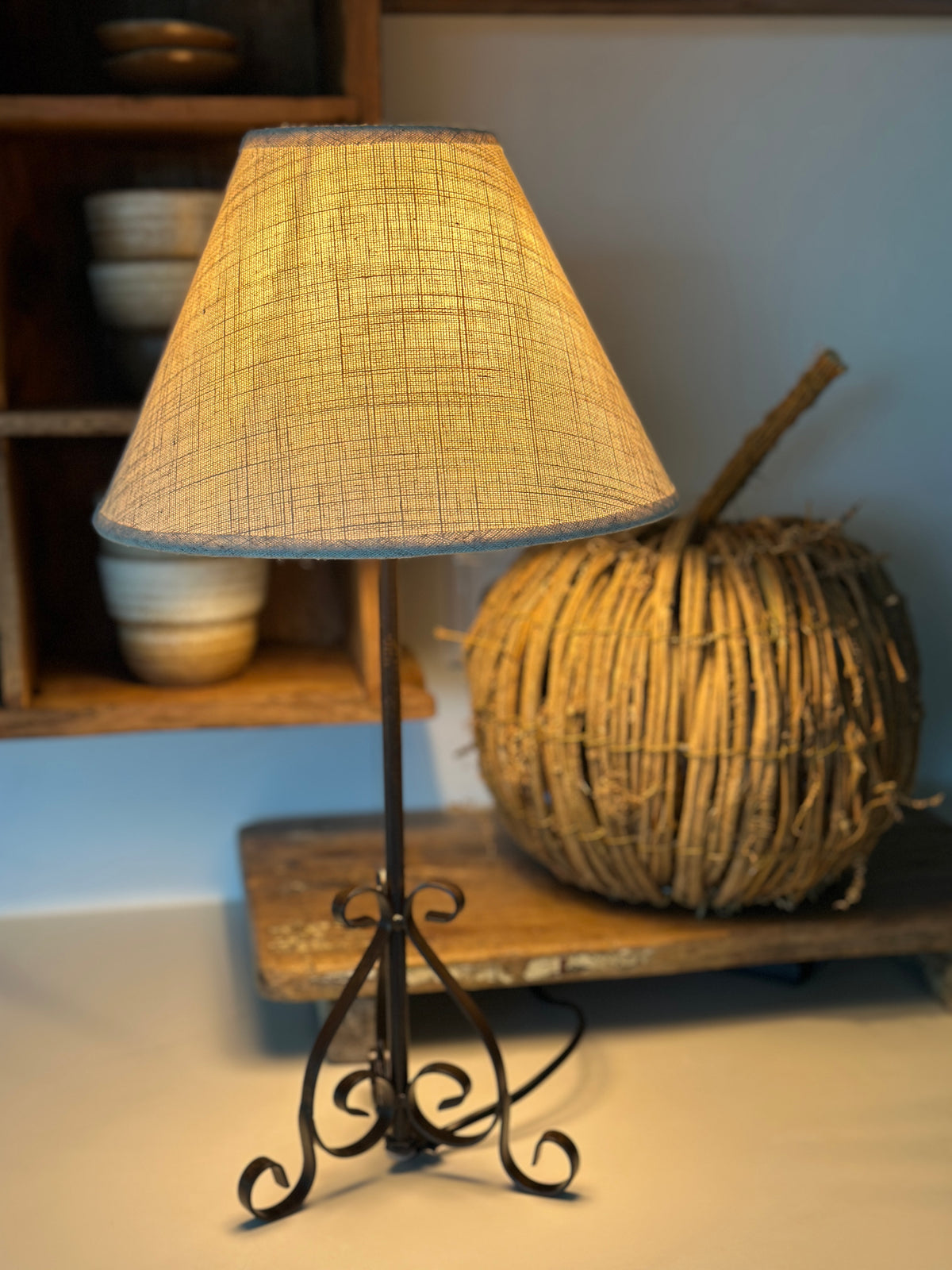 Lampe Metall, dunkelrostfarben lackiert inklusive Schirm- beige