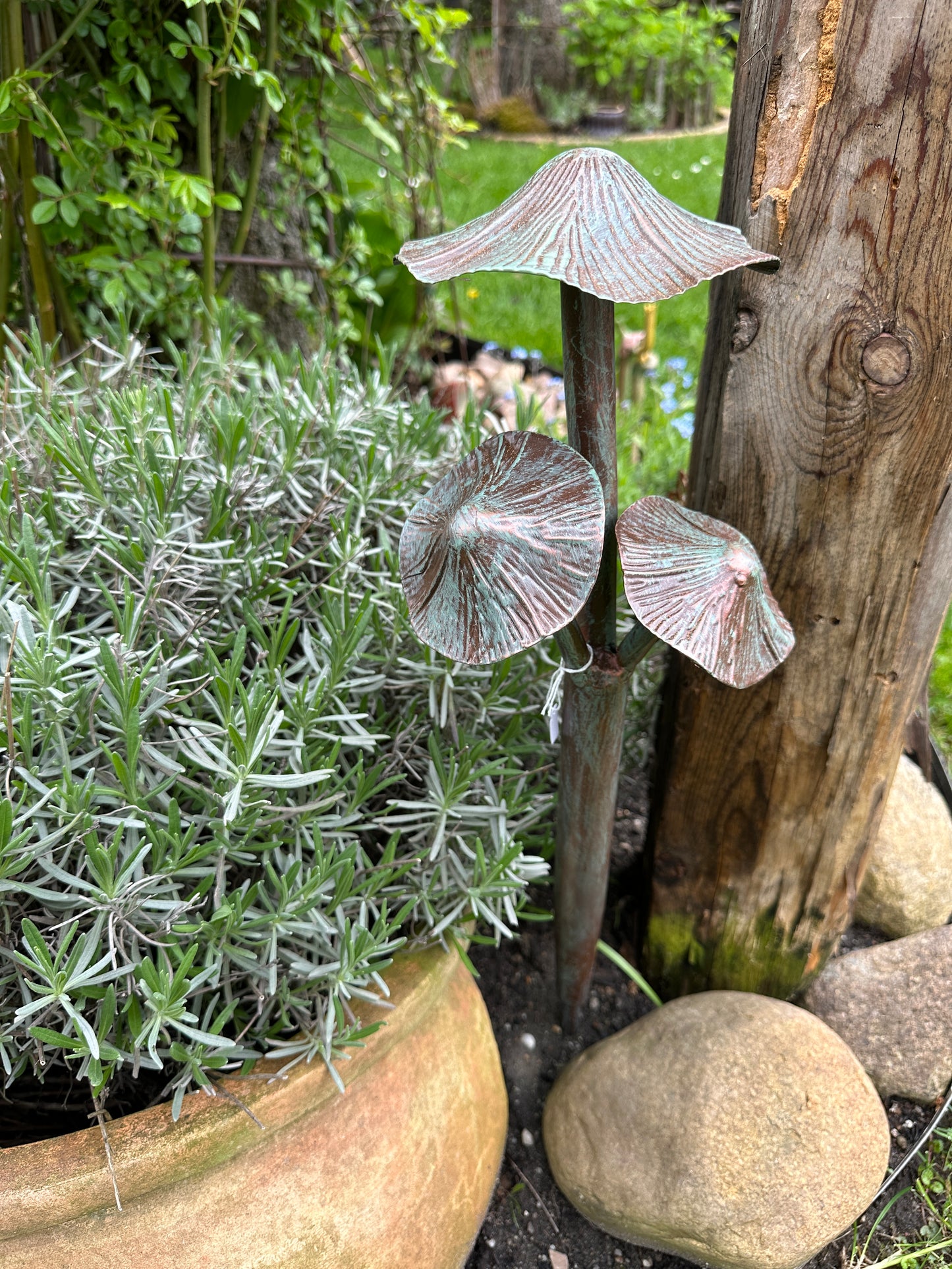 Pilz aus Metall/ Antique Green zum stecken. H: 65cm. D: 18cm.