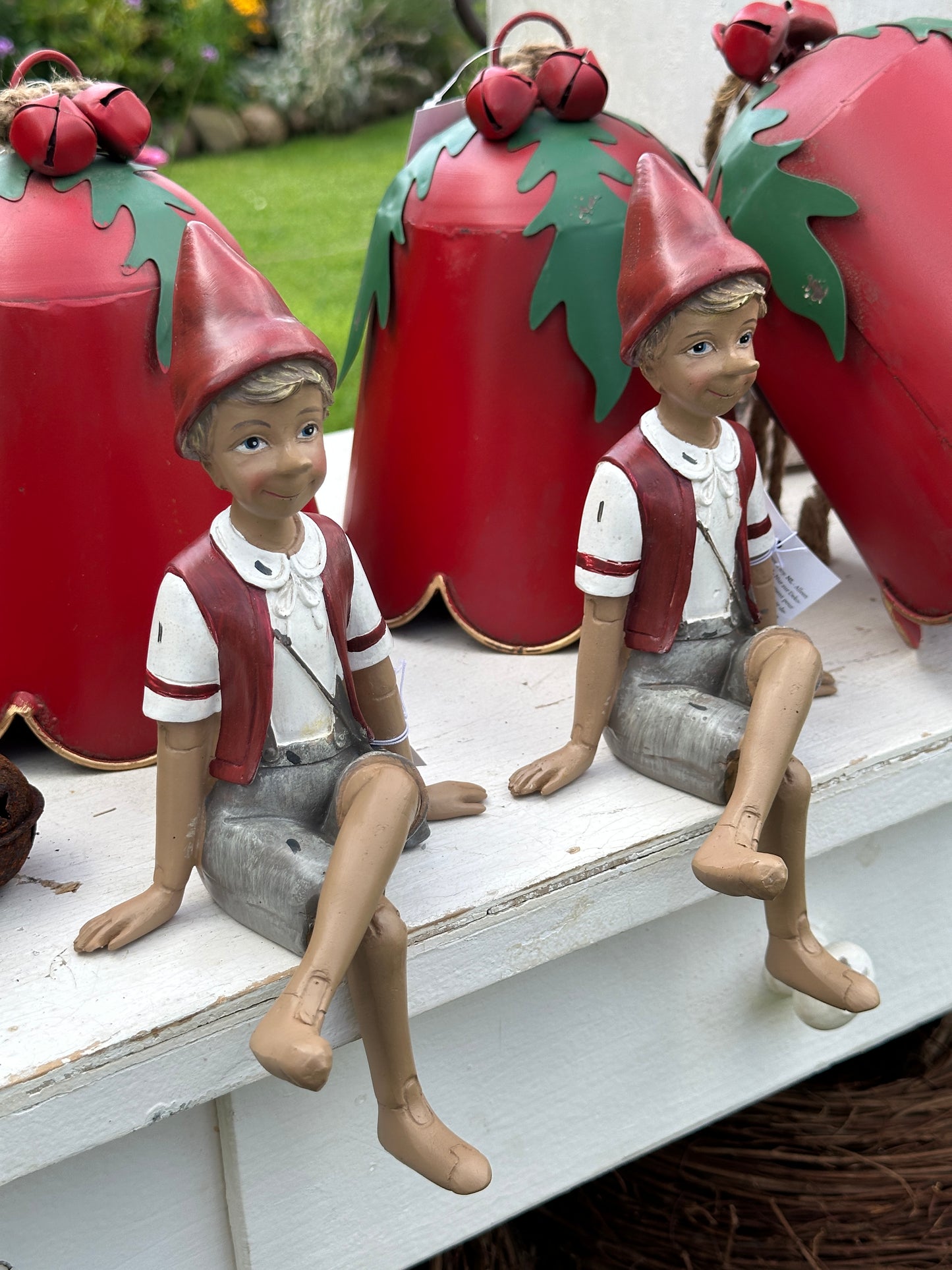 Pinocchio aus Polyresin, sitzend 23 cm