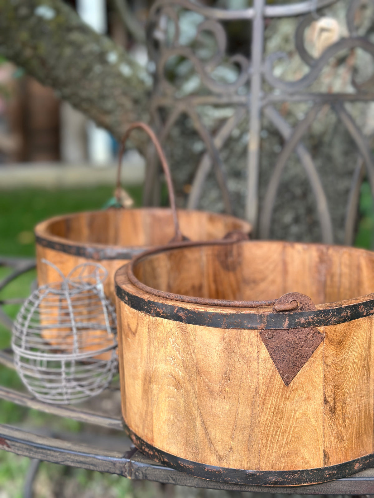 Aufbewahrung Holz Eimer/ Schale mit einem Metall Griff und Eisenrahmen. Mangoholz