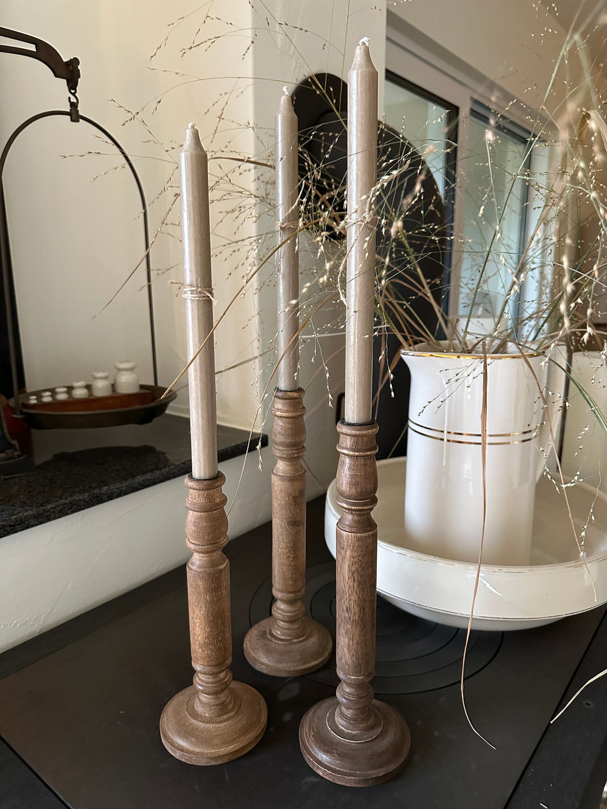 Kerzenhalter aus Holz, gedrechselt mit Metalleinsatz, H: 26 cm