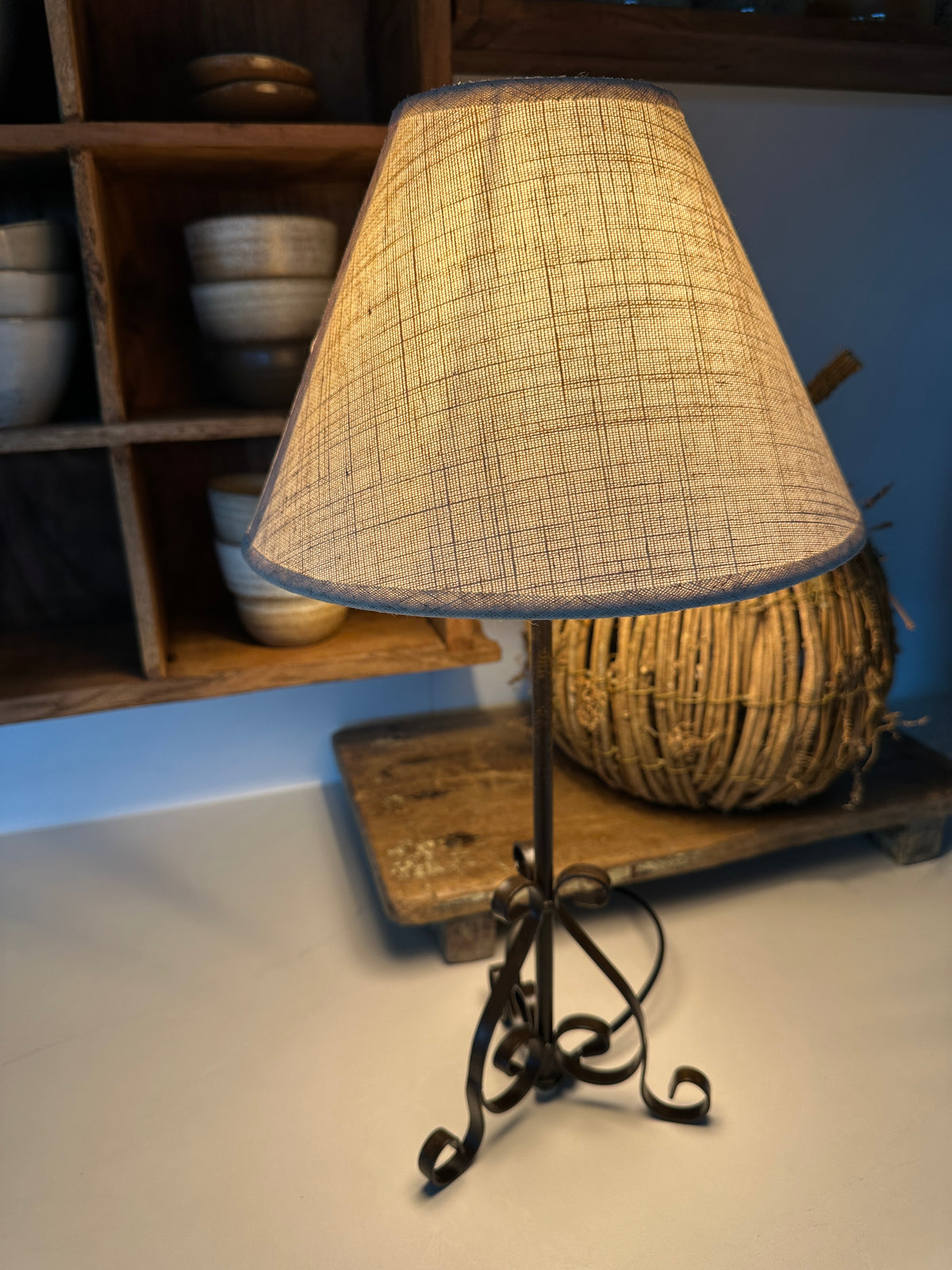 Lampe Metall, dunkelrostfarben lackiert inklusive Schirm- beige