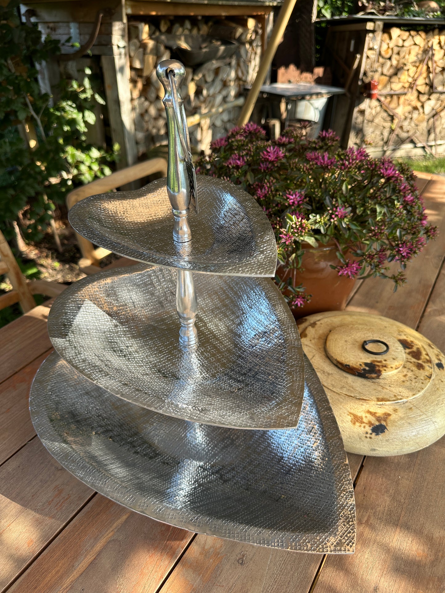 Etagere 3 Etagen, herzförmig. Aluminium, geriffelt.