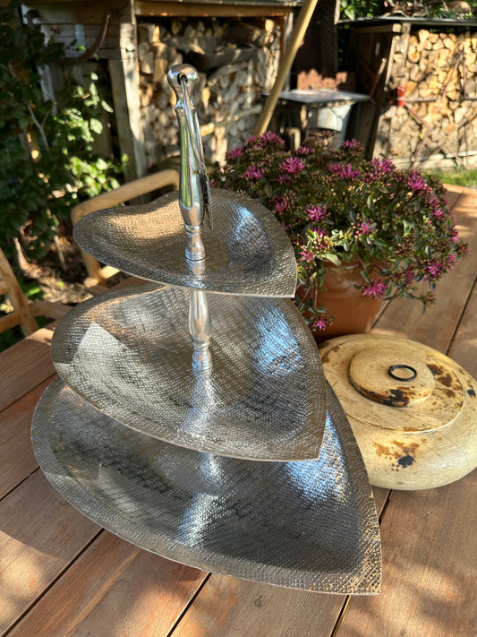 Etagere 3 Etagen, herzförmig. Aluminium, geriffelt.