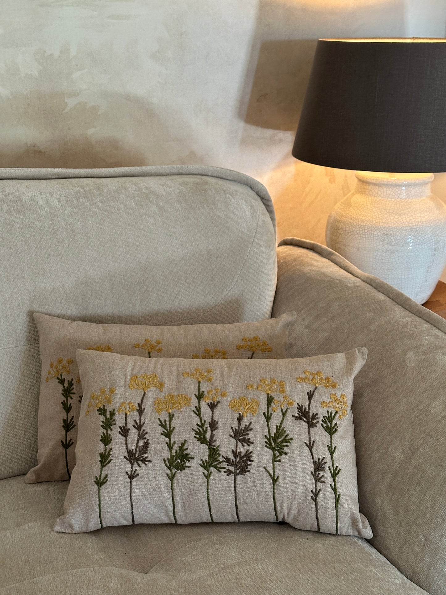 Kissen mit einer floralen Stickerei auf der Vorderseite. 100% Baumwolle.