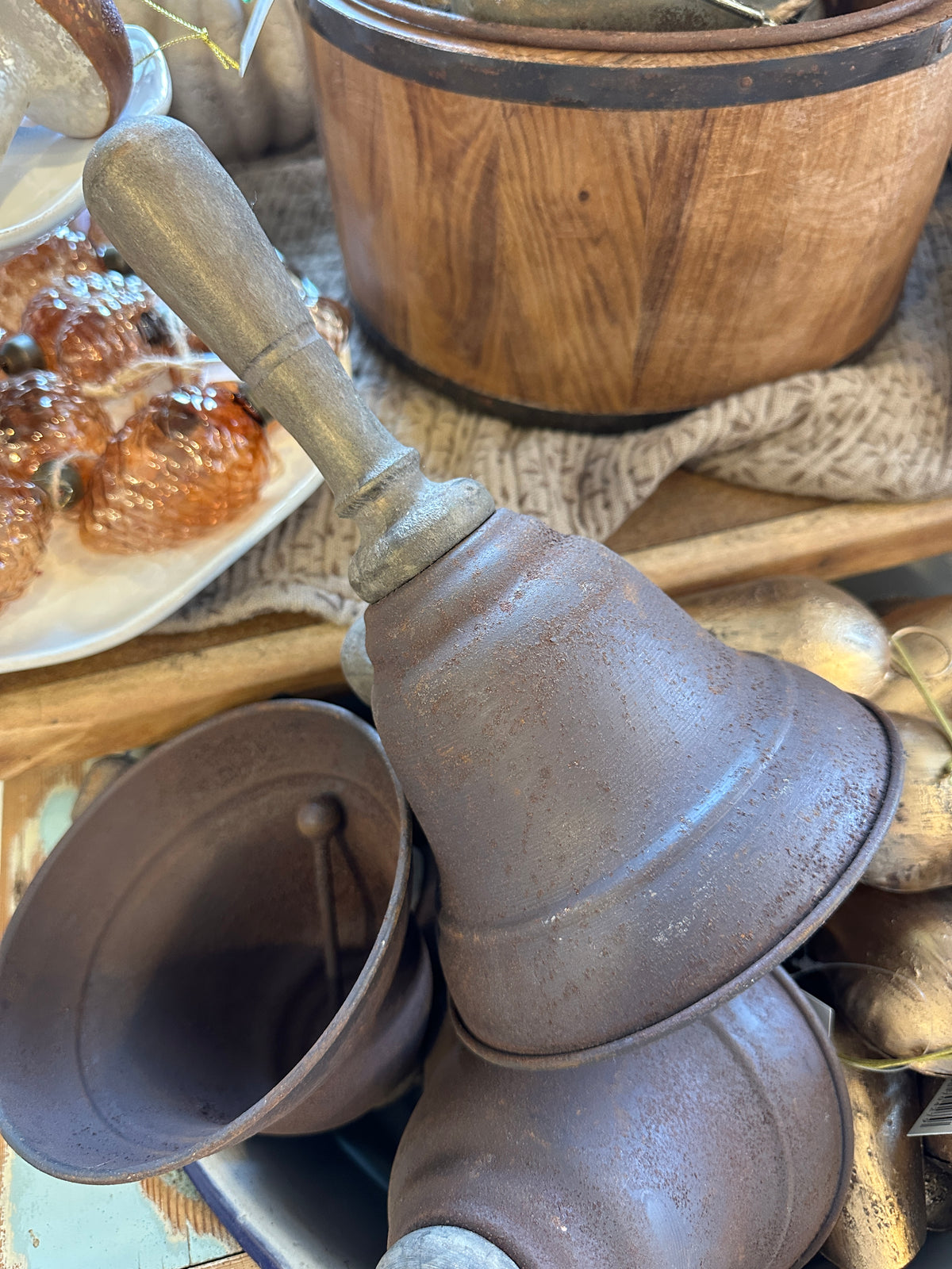 Deko Glocke Rost mit einem Holzgriff
