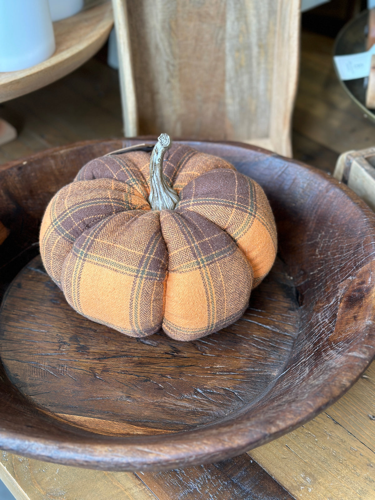 Aufbewahrung, Handgeschnitzte Schale aus einem Stück Holz. Zur Aufbewahrung und Dekoration.                                         Durchmesser ca 44,5cm.