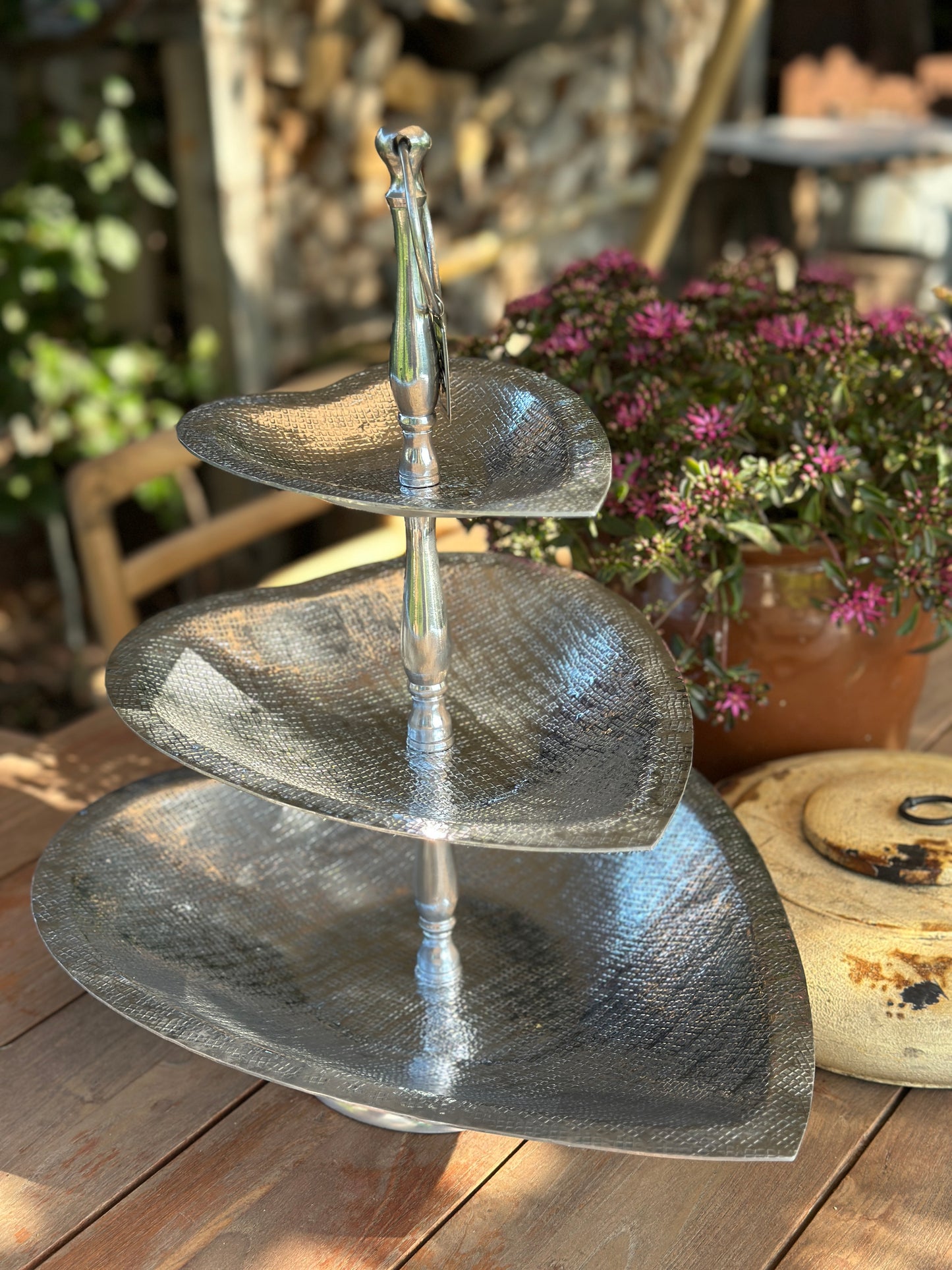 Etagere 3 Etagen, herzförmig. Aluminium, geriffelt.