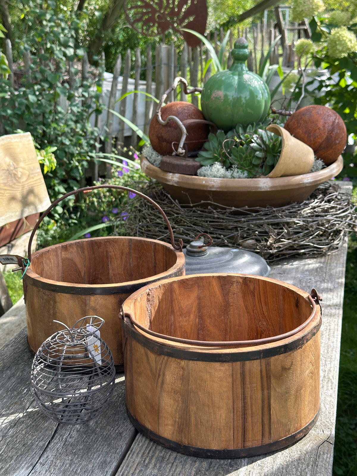 Aufbewahrung Holz Eimer/ Schale mit einem Metall Griff und Eisenrahmen. Mangoholz