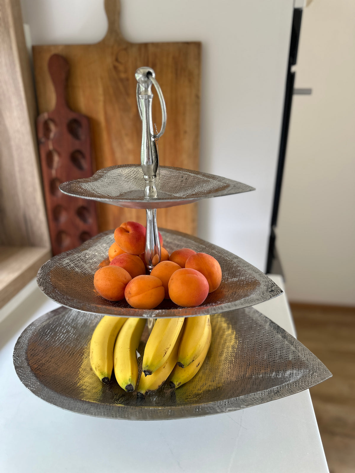 Etagere 3 Etagen, herzförmig. Aluminium, geriffelt.