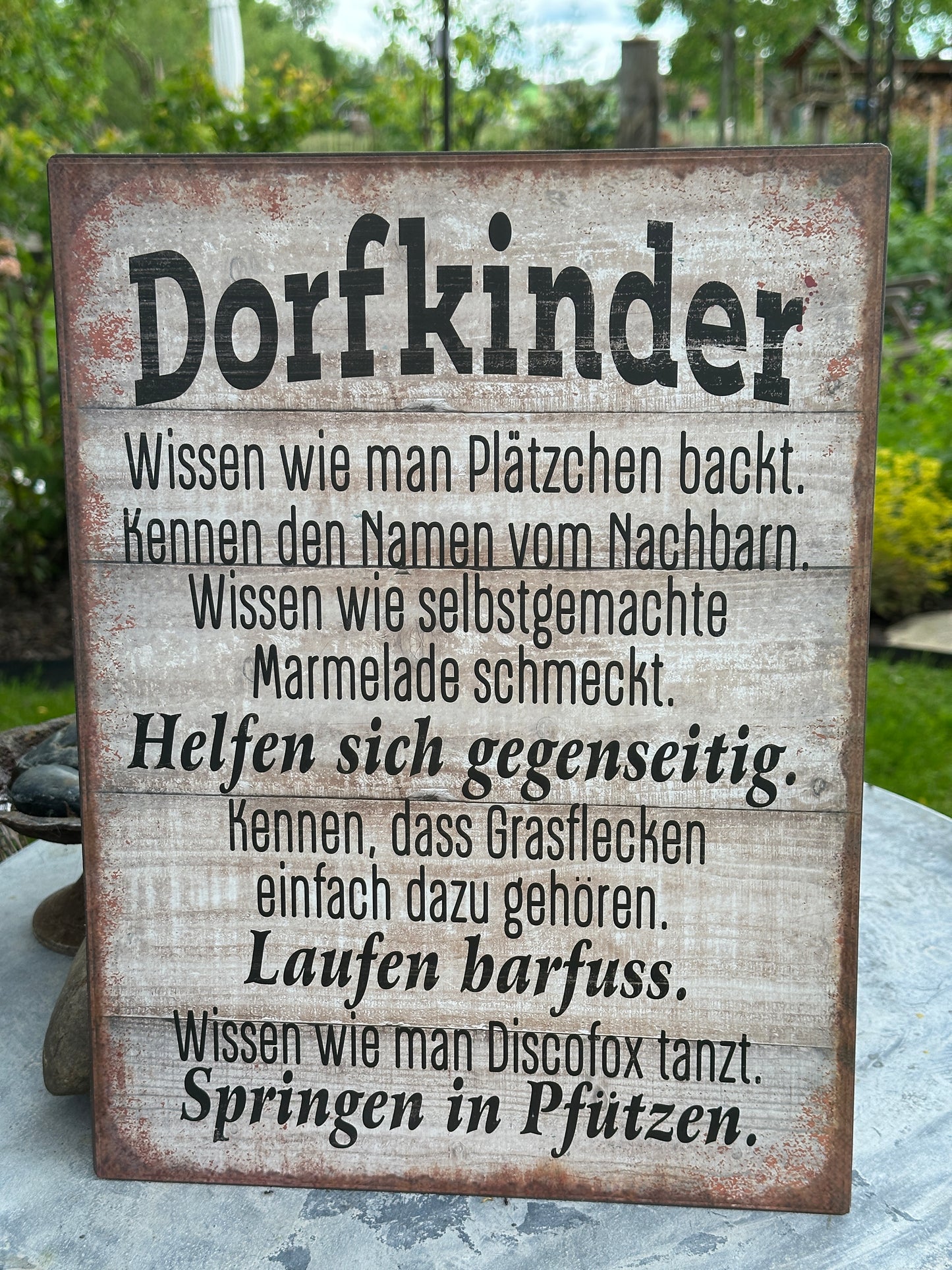 Schild aus Metall, Dorfkinder