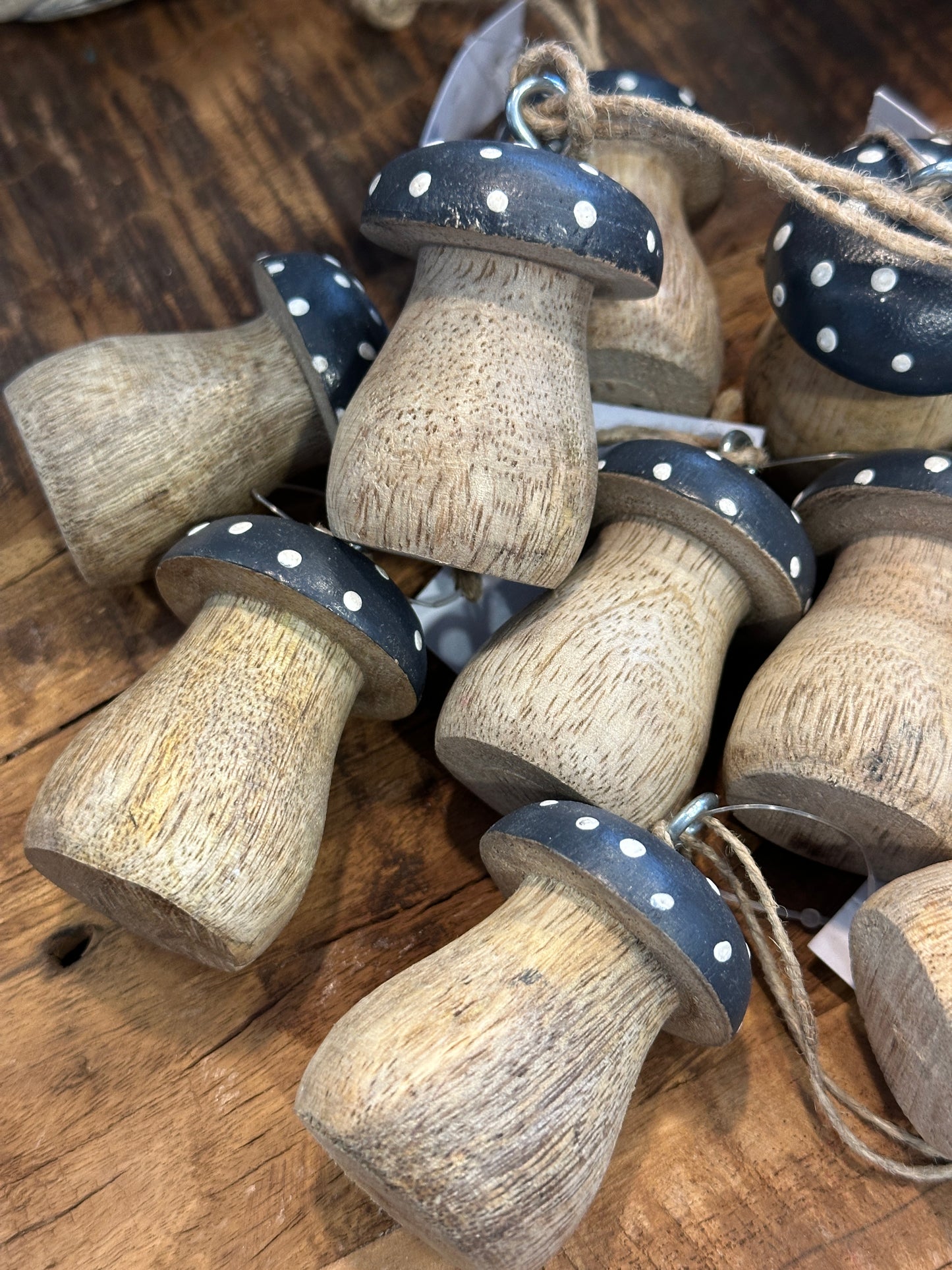Pilz aus Holz zum hängen mit weißen Punkten