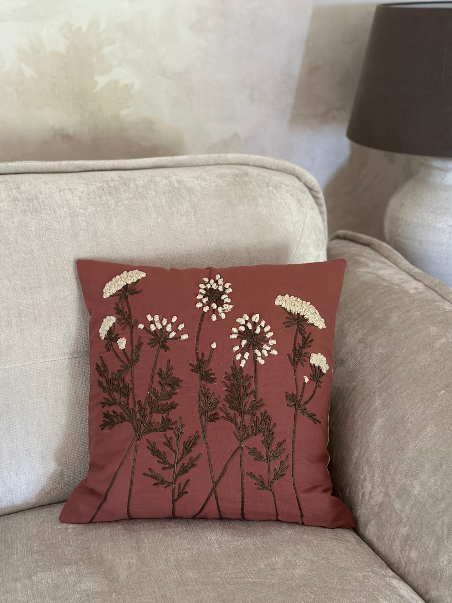 Kissenhülle mit einem floralen bestickten Muster 45x45cm.