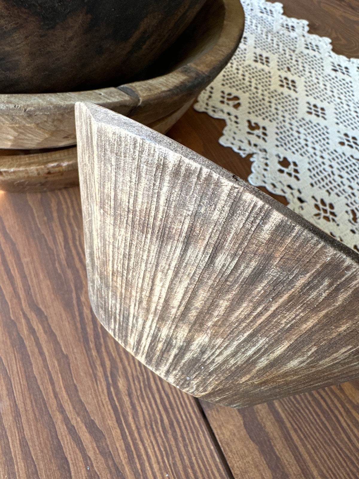Handgeschnitzte Schale aus einem Stück Holz, klein.               Zur Aufbewahrung und Dekoration.                                     Durchmesser: 19cm.