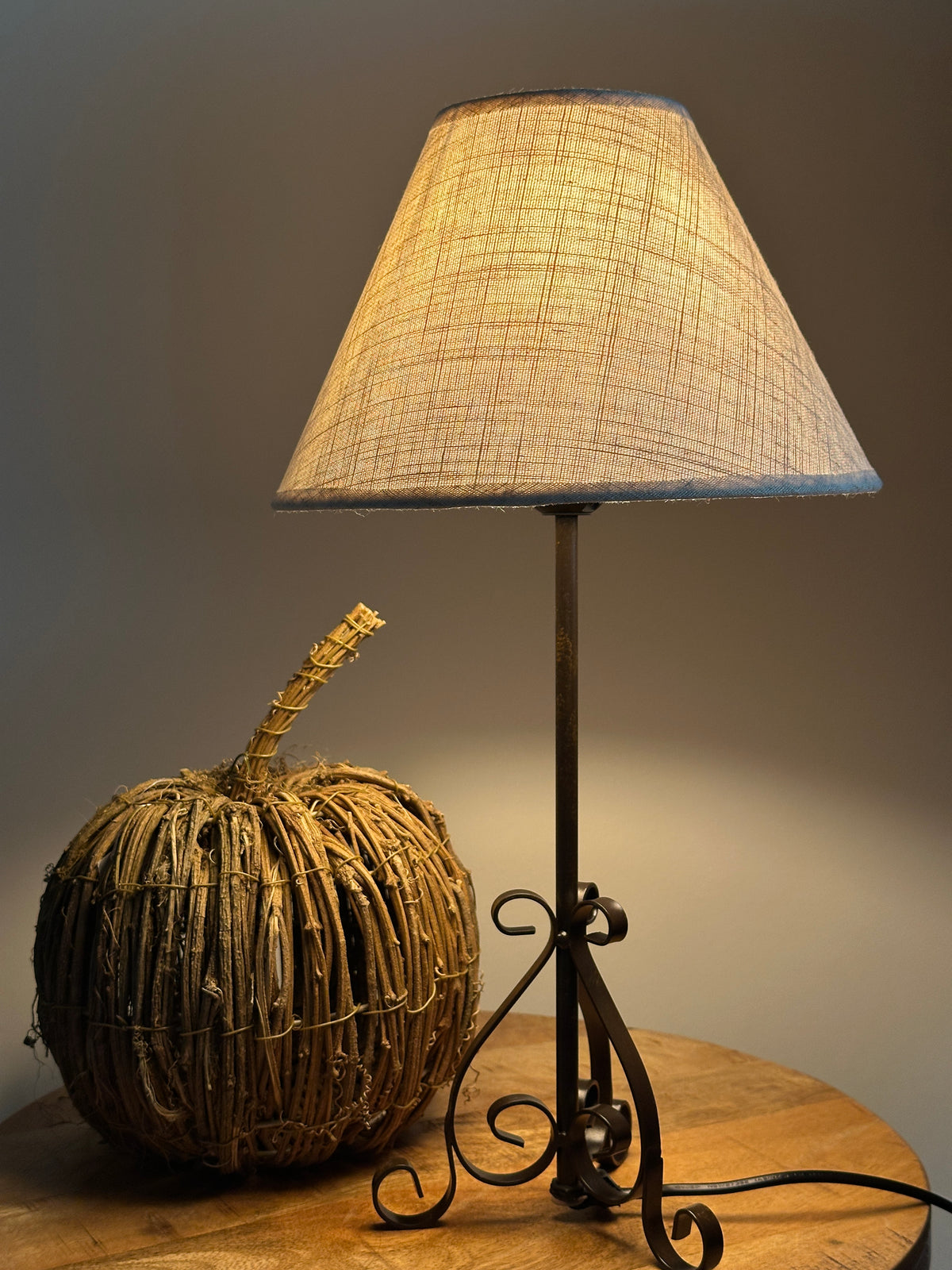 Lampe Metall, dunkelrostfarben lackiert inklusive Schirm- beige