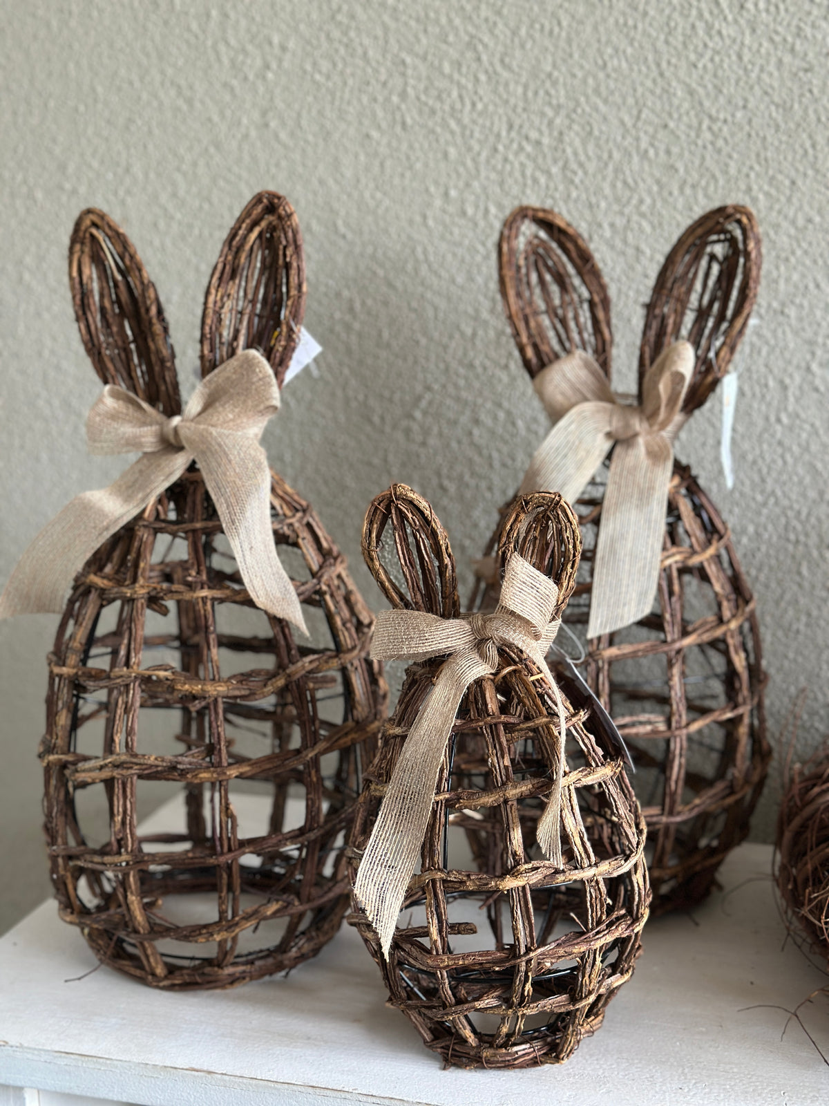 Hase mit Schleife aus Rattan