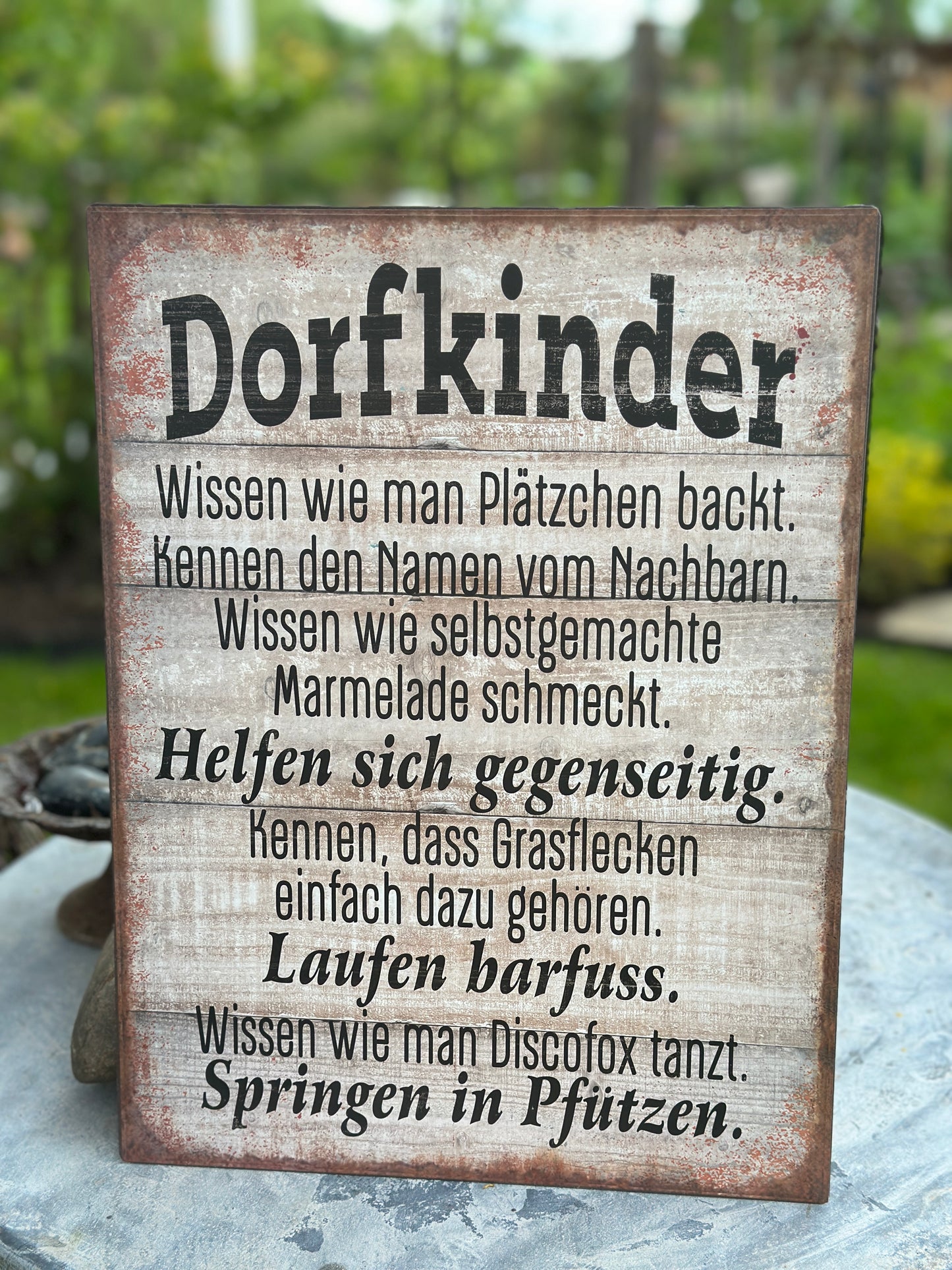 Schild aus Metall, Dorfkinder