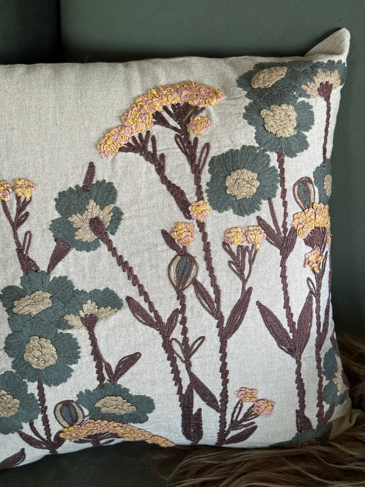 Kissenhülle mit einem floralen bestickten Muster 45x45cm.