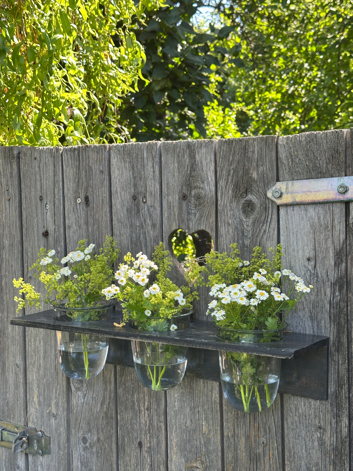 Blumen/ Vasenregal am Holzbrett 3x Glasvasen