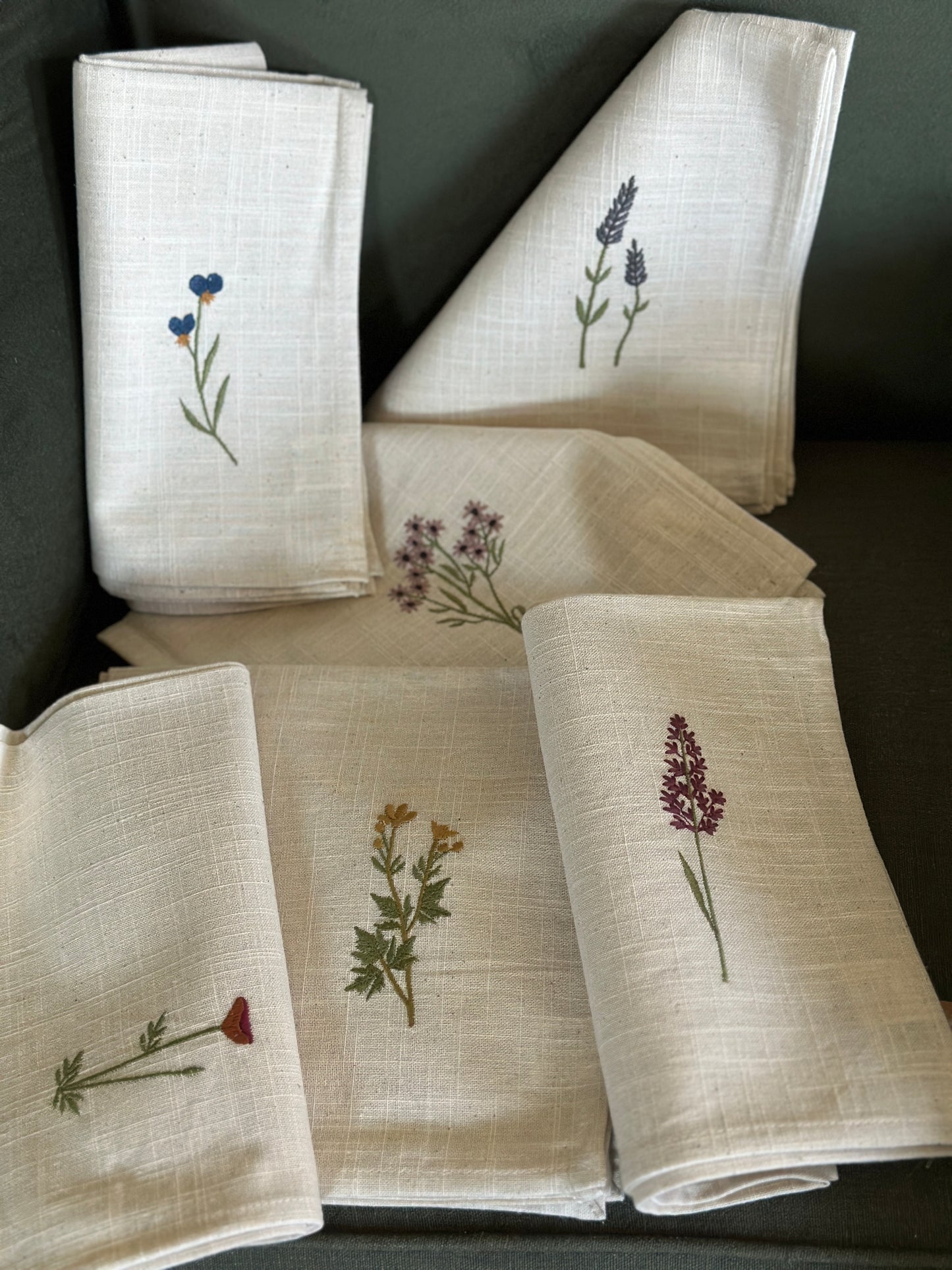 Servietten Set/2  Stoffservietten mit Stickereien- Verschiedene Blumen 45x45 cm. 100% Baumwolle.