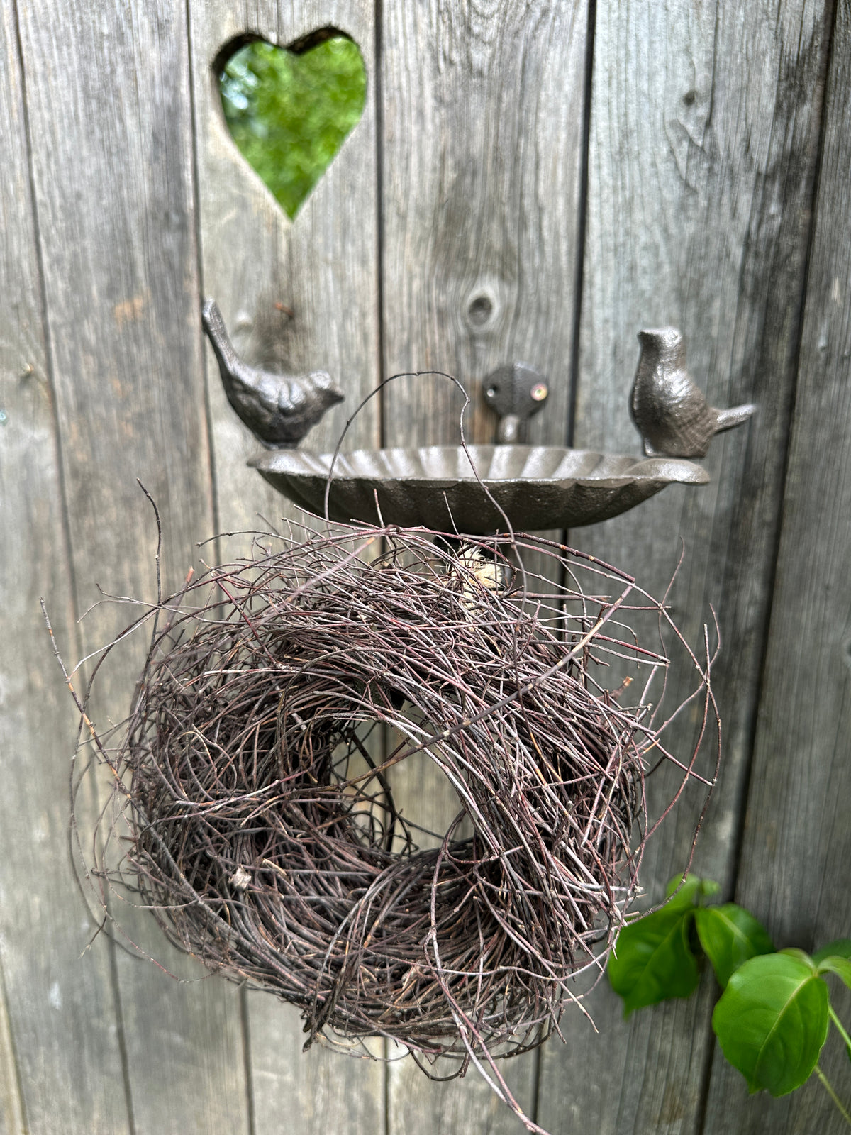 Vogelfutterhalter/ Tränke mit einem hacken aus Gusseisen