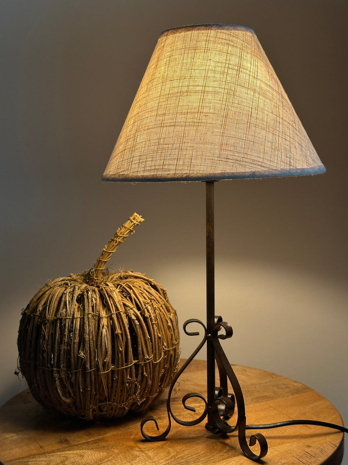 Lampe Metall, dunkelrostfarben lackiert inklusive Schirm- beige