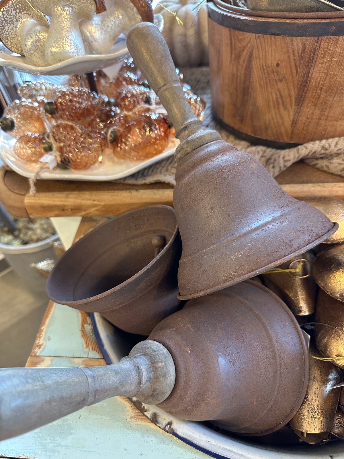 Deko Glocke Rost mit einem Holzgriff