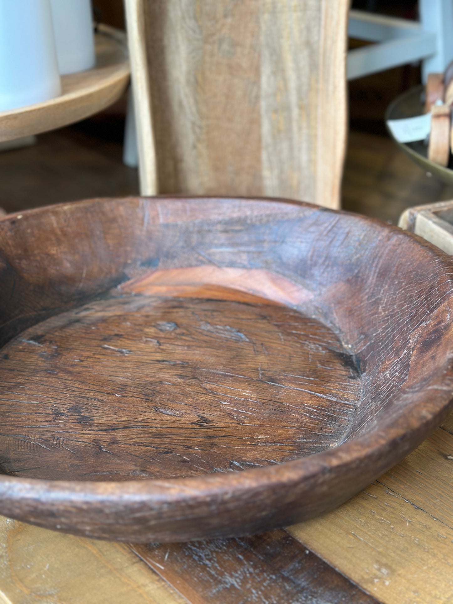 Aufbewahrung, Handgeschnitzte Schale aus einem Stück Holz. Zur Aufbewahrung und Dekoration.                                         Durchmesser ca 44,5cm.