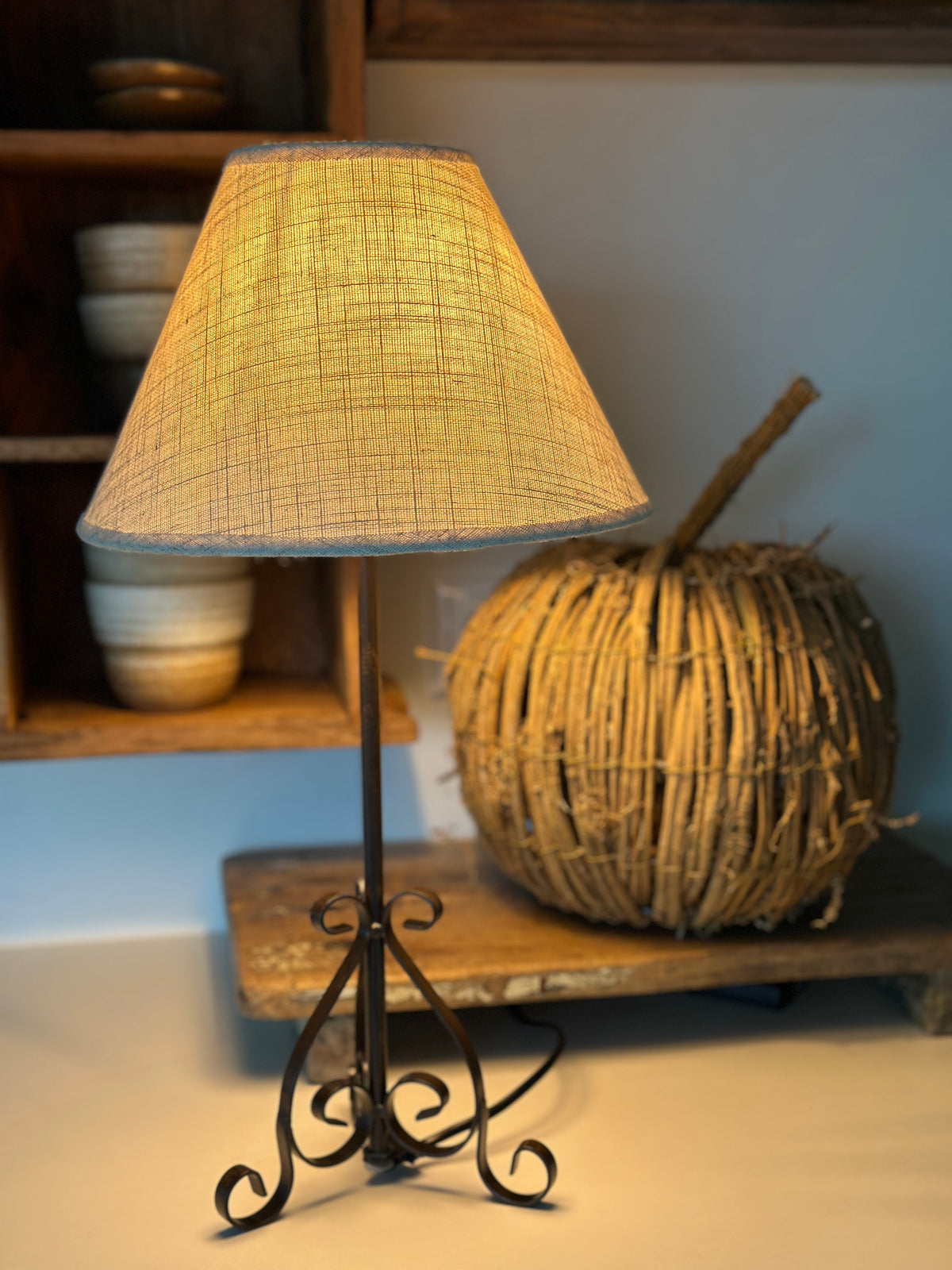 Lampe Metall, dunkelrostfarben lackiert inklusive Schirm- beige