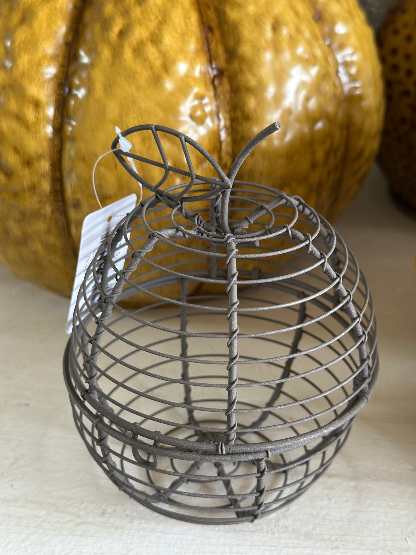 Apfel zum öffnen aus Draht, Körbchen
