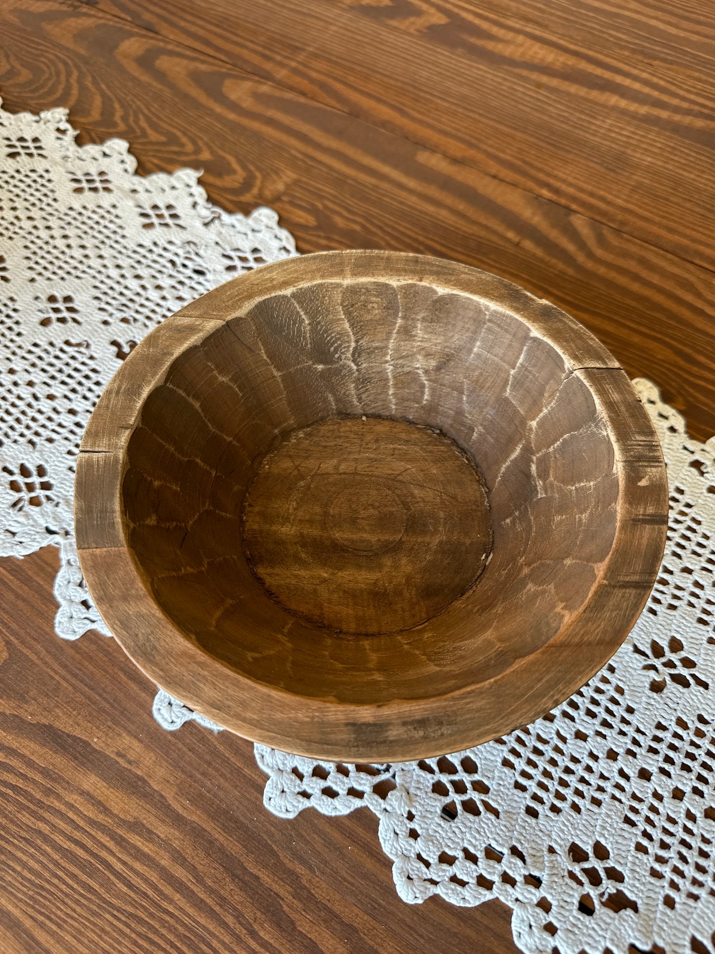 Handgeschnitzte Schale aus einem Stück Holz, klein.               Zur Aufbewahrung und Dekoration.                                     Durchmesser: 19cm.